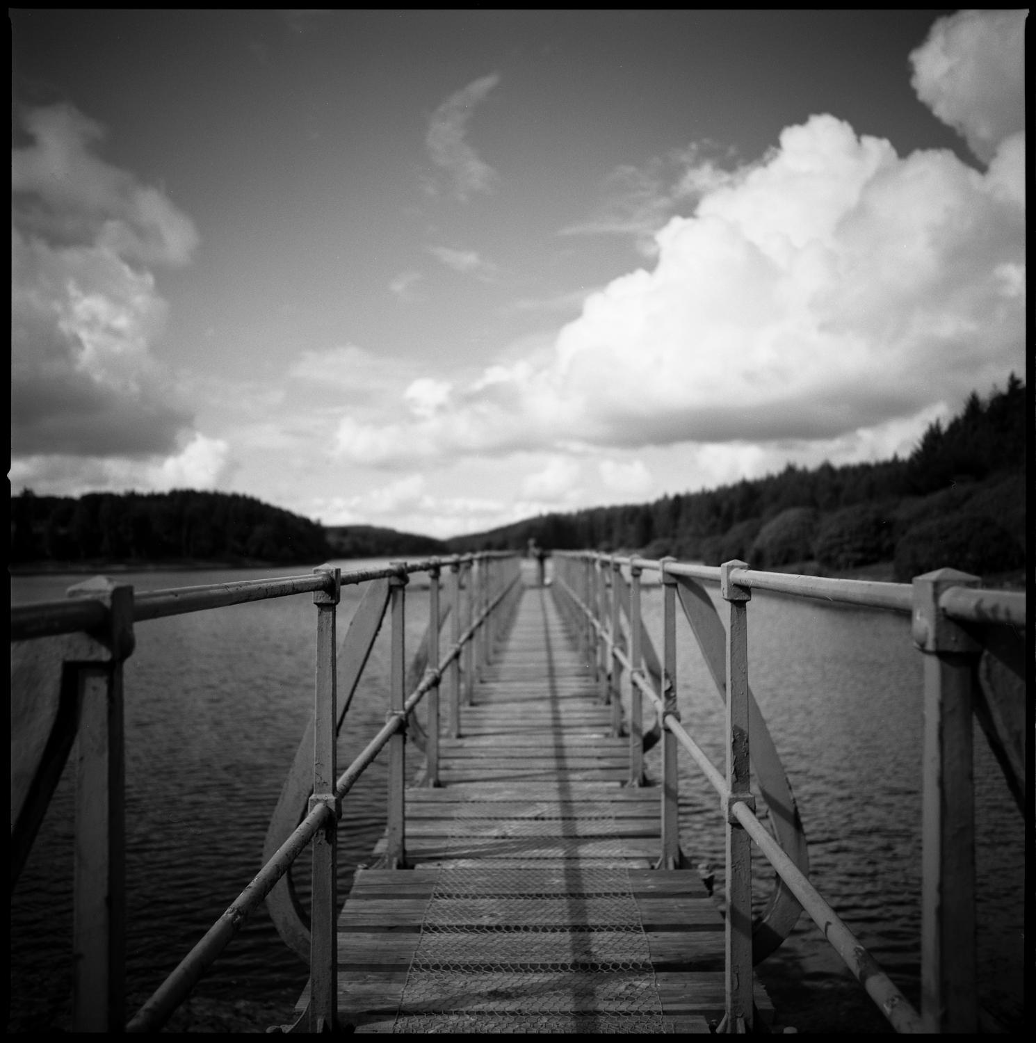 Edition 1/10 - Kennick Reservoir, Devon, Silbergelatinefotografie in Silber – Photograph von Paul Cooklin