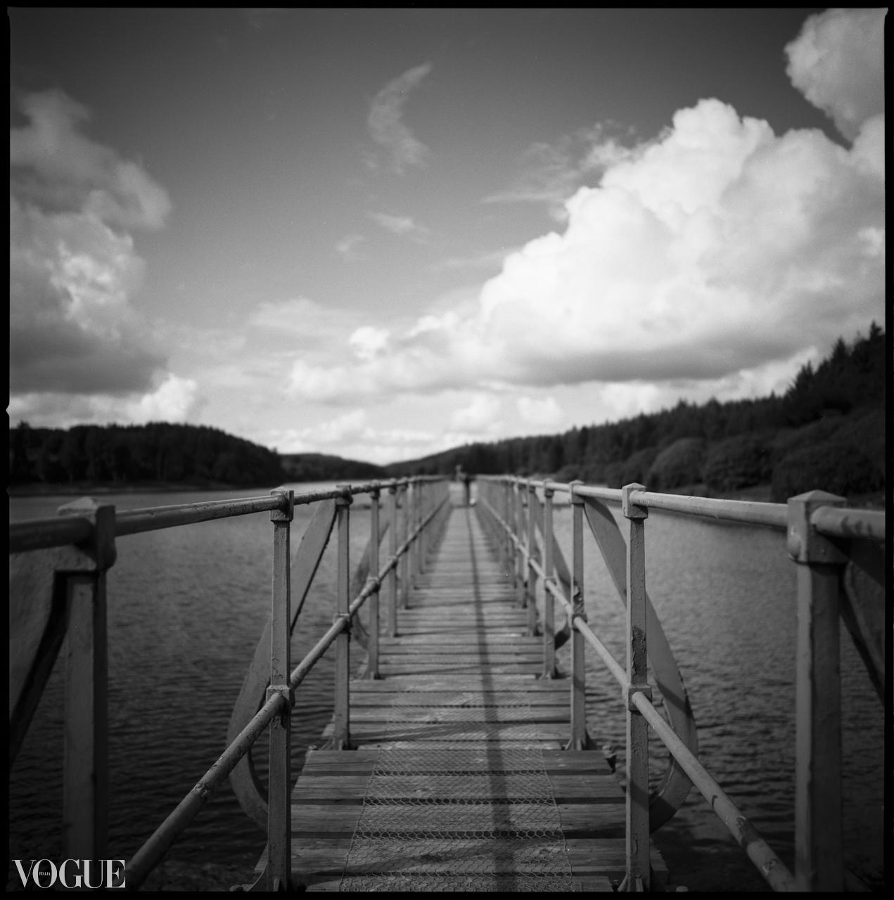 Paul Cooklin Landscape Photograph – Edition 1/10 - Kennick Reservoir, Devon, Silbergelatinefotografie in Silber