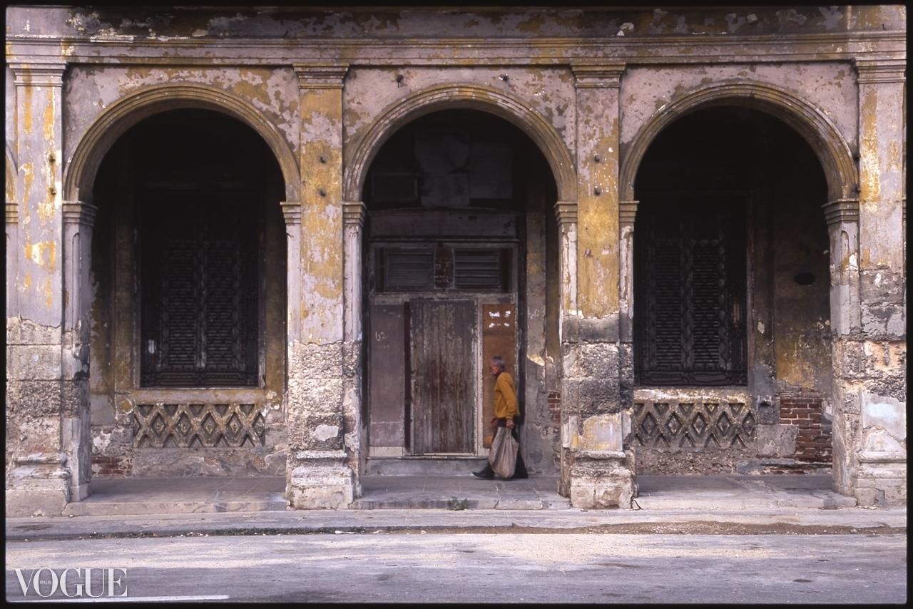 Paul Cooklin Landscape Photograph - Edition 1/10 - Old Man, Old Building, Old Havana, Cuba , C-Type Photograph