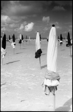 Édition 1/10 - Parasols, Deauville Beach, France, photographie à la gélatine argentique