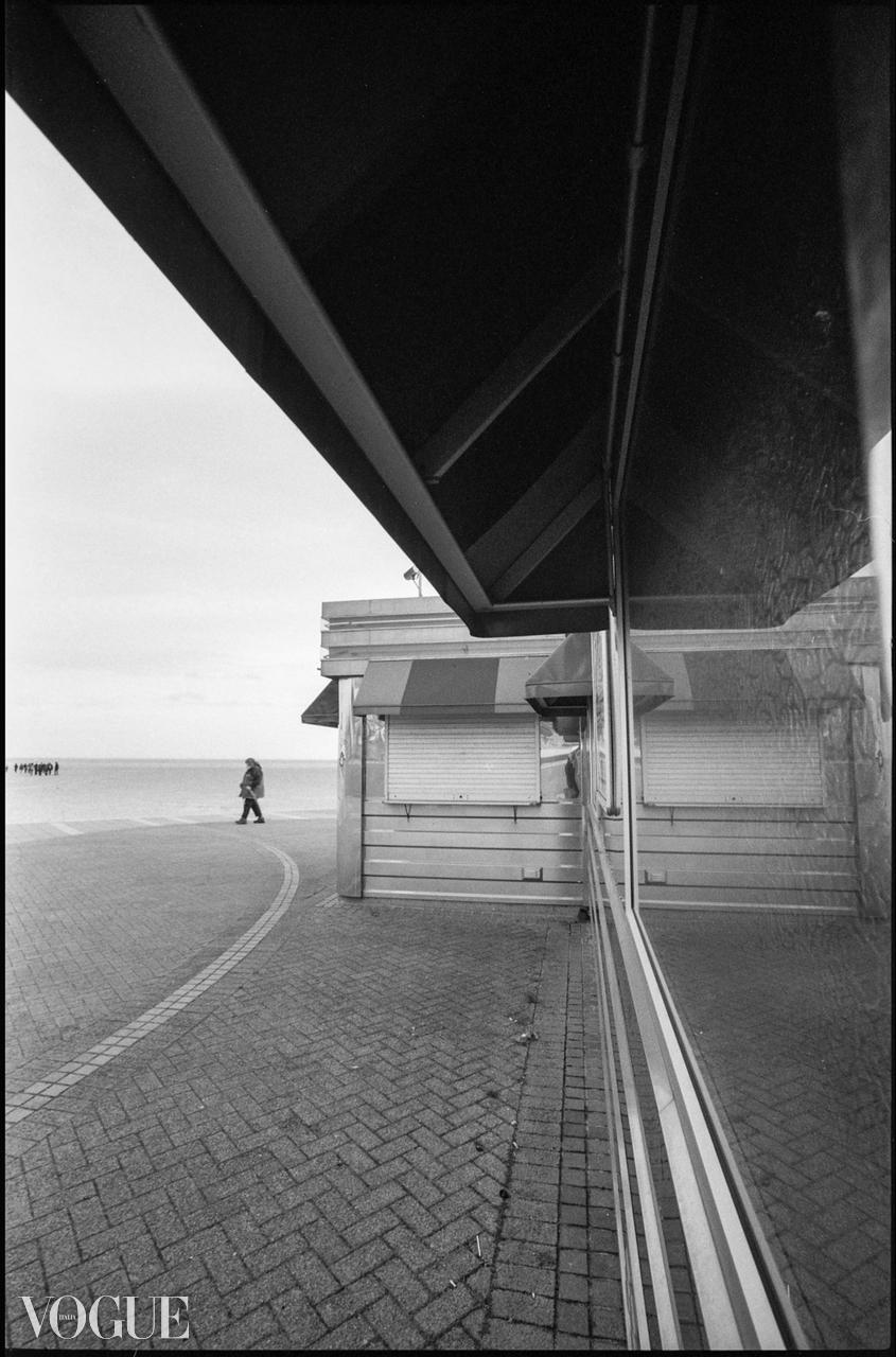 Paul Cooklin Black and White Photograph – Edition 1/10 - Reflection, Great Yarmouth, Norfolk, Silber-Gelatinefotografie