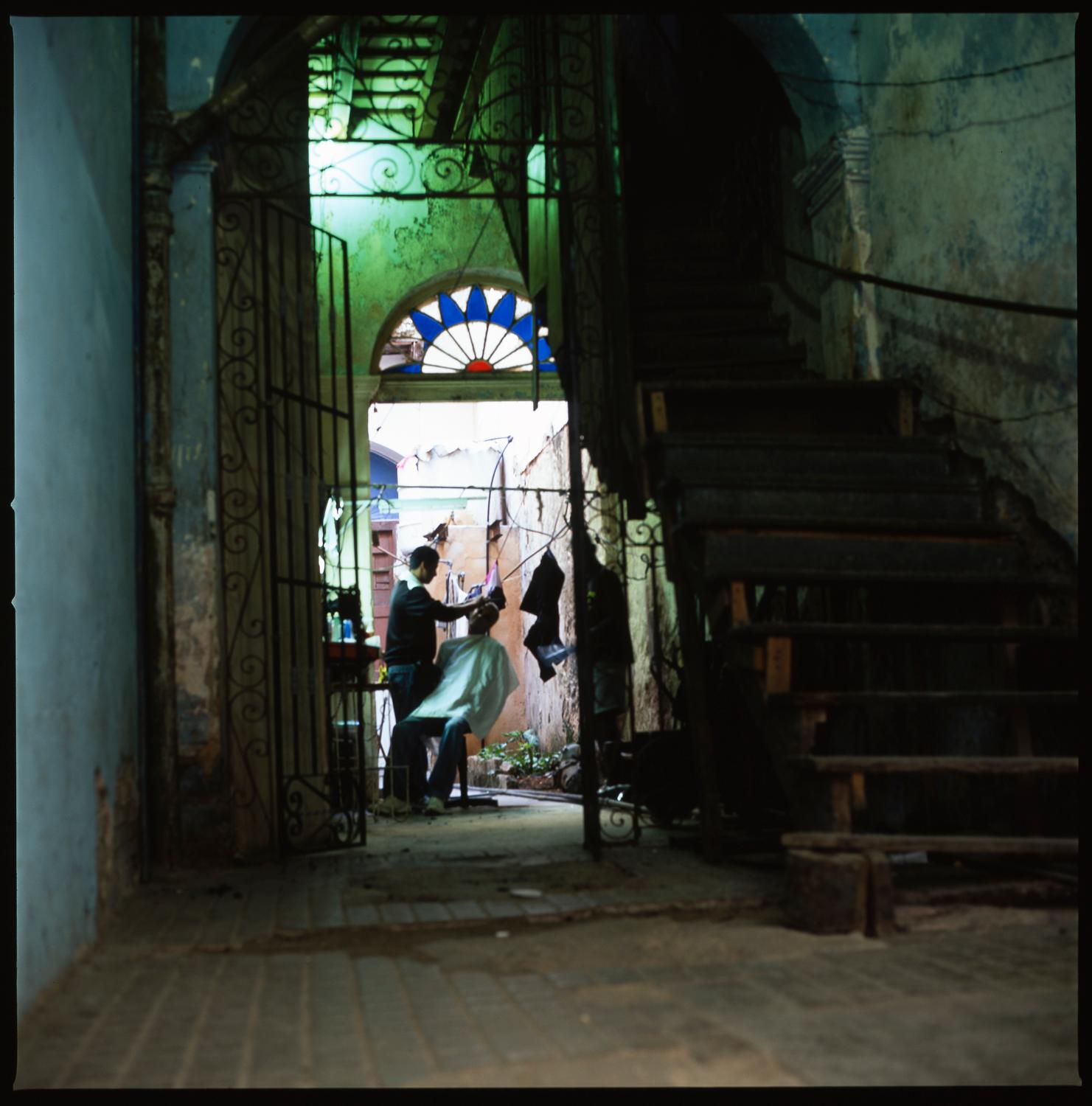 Édition 2/10 - Barber, Old Havana, Cuba, photographie de type C - Photograph de Paul Cooklin