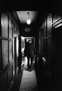 Edition 3/10 - Vieil homme dans un couloir, Oxburgh Hall, photographie à la gélatine argentique