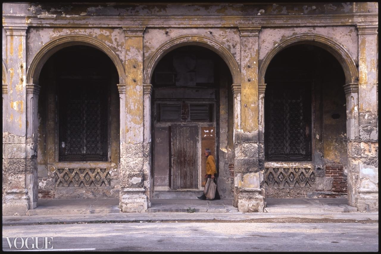 Paul Cooklin Landscape Photograph – Edition 2/10 - Old Man, Old Building, Old Havana, Cuba , C-Type-Fotografie