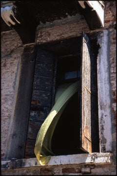 Edition 2/10 - Fensterhalterungen, Venedig, Italien, C- Typ Fotografie