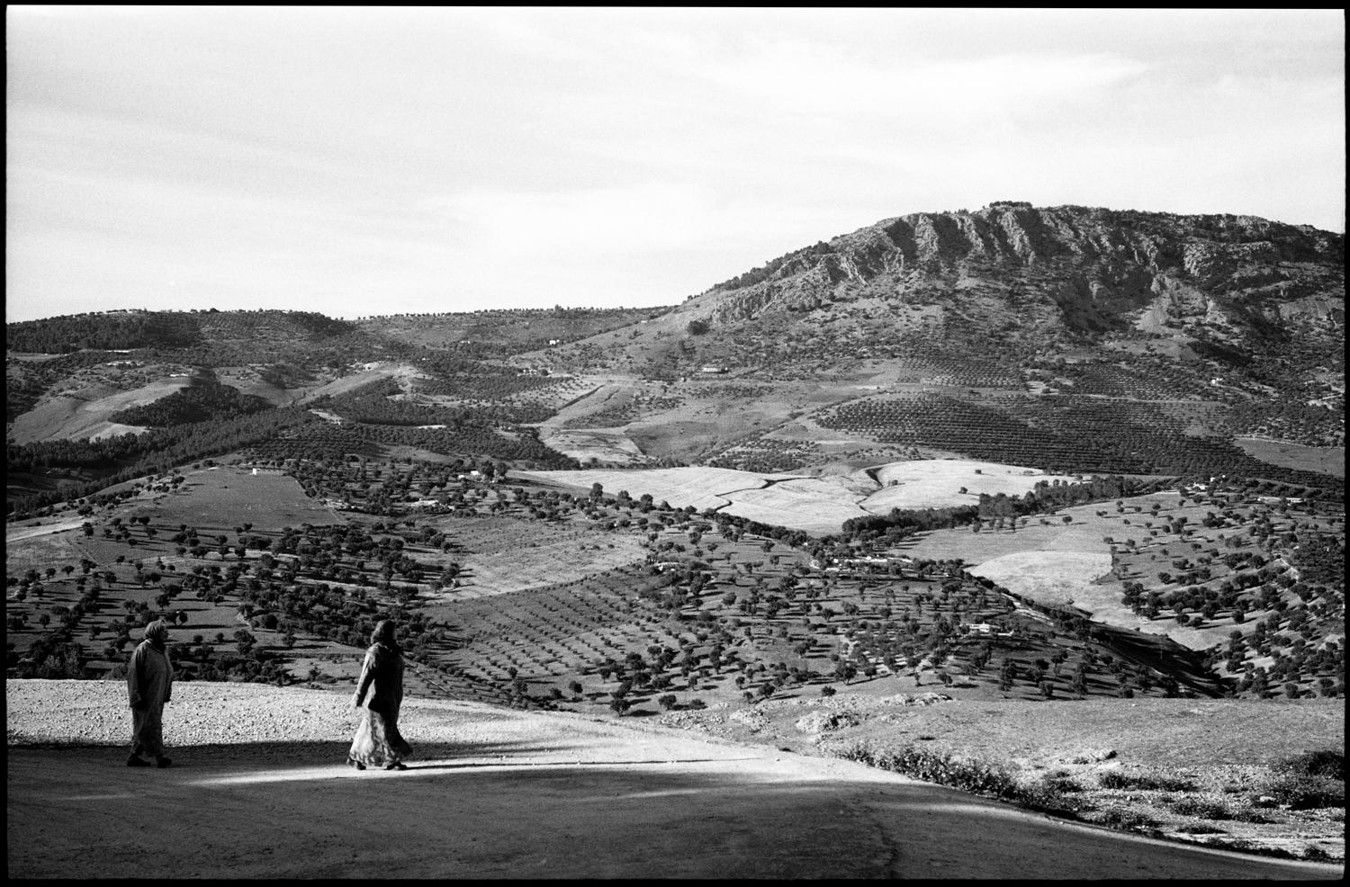 Landscape Photograph Paul Cooklin - Édition 3/10 - Cimetière Marinid Tombs, Fes, Maroc, photographie à la gélatine argentique