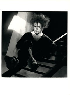 Robert Smith von The Cure auf der Leiter sitzend Vintage Originalfotografie