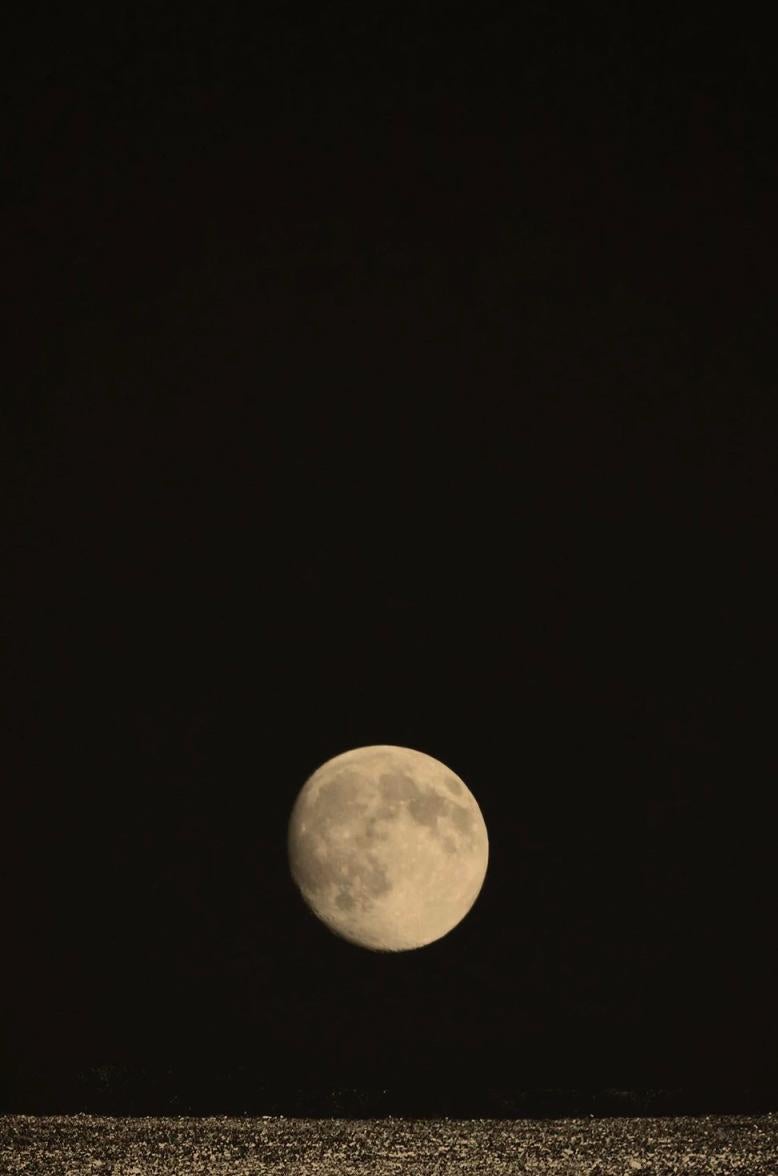 Paul Cupido  Color Photograph – Eine Insel im Mond I