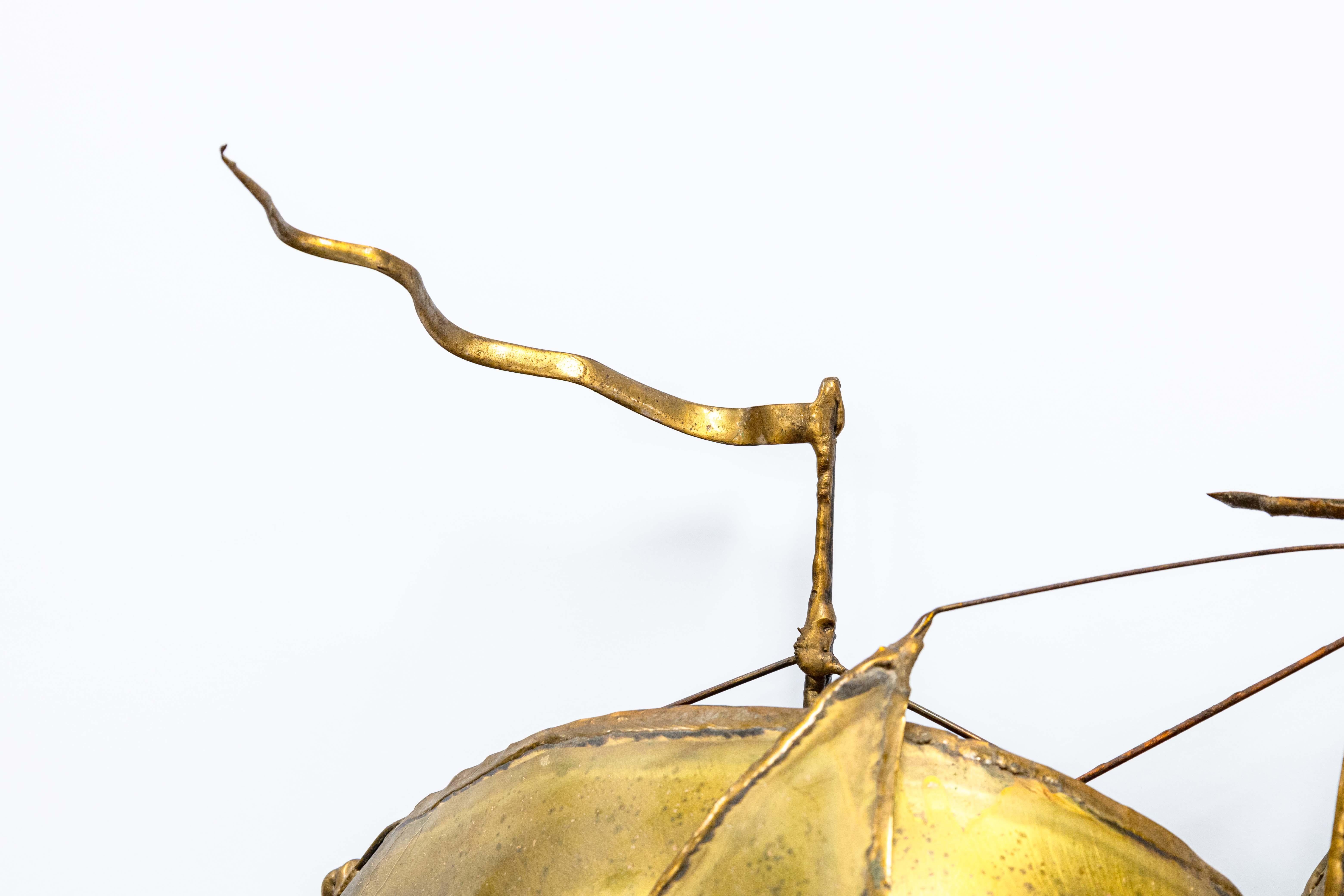 Eine moderne brutalistische Metallwandskulptur aus Messing, die ein königliches Segelboot von Paul D. Wellington darstellt. Signiert vom Künstler. Ca. 1970er Jahre. Klassische moderne Wandkunst aus der Mitte des Jahrhunderts verleiht einem von