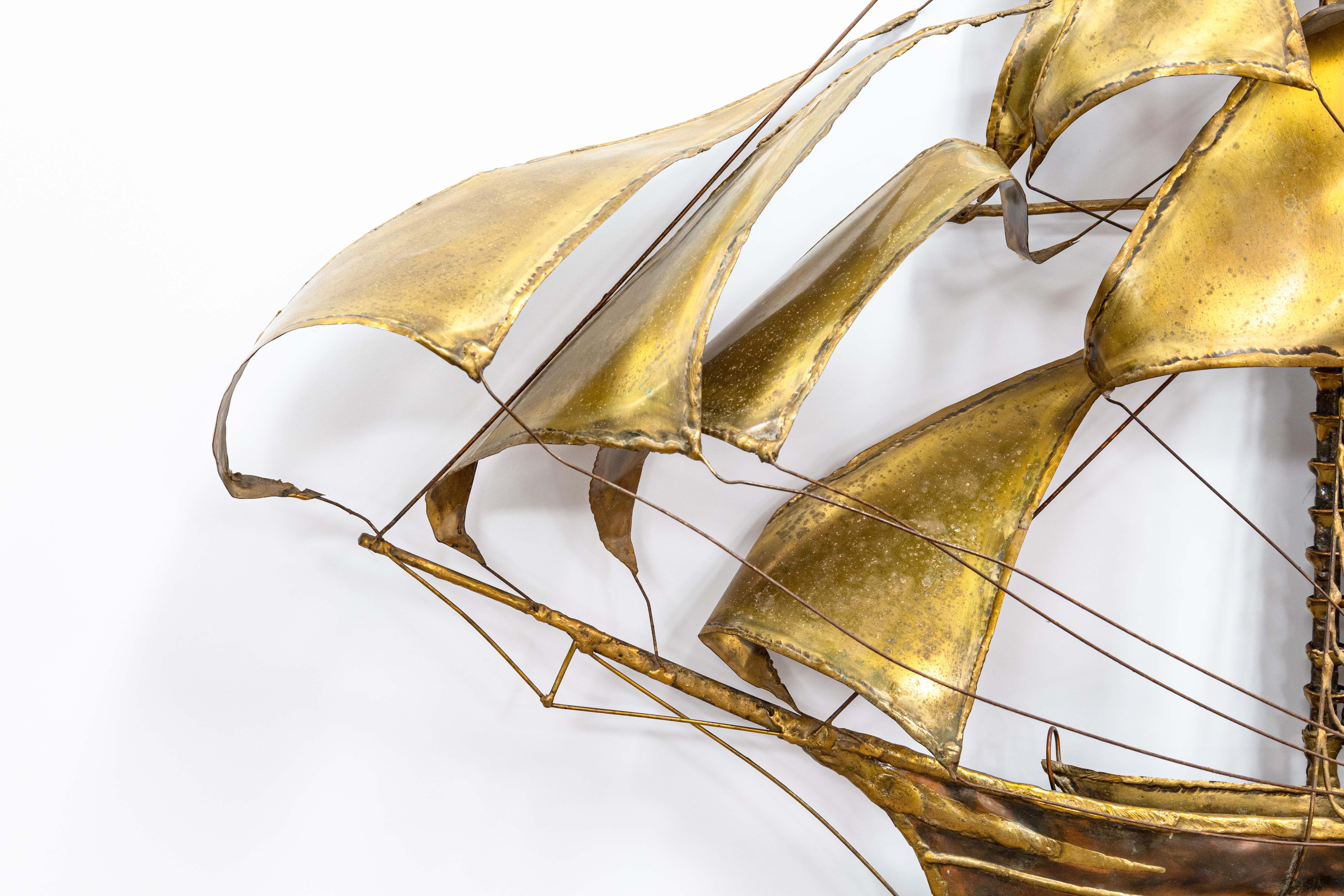 Moderne brutalistische Messing-Wandskulptur von Paul D. Wellington, signiert Segelboot, 1970er Jahre (amerikanisch) im Angebot