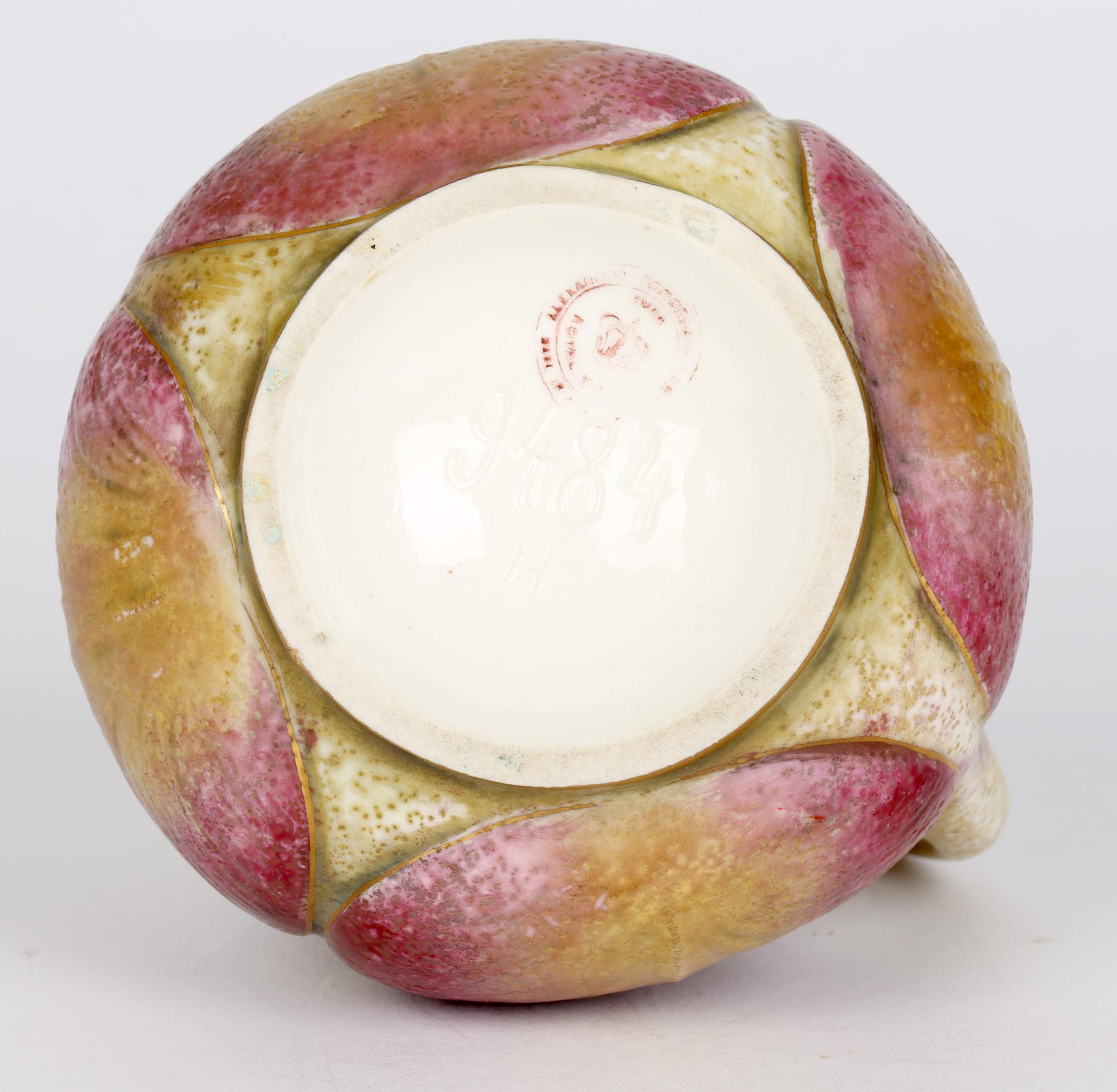Paul Dachsel Alexandra Porcelain Works Vase Art Nouveau à poignée en forme de feuille en vente 2