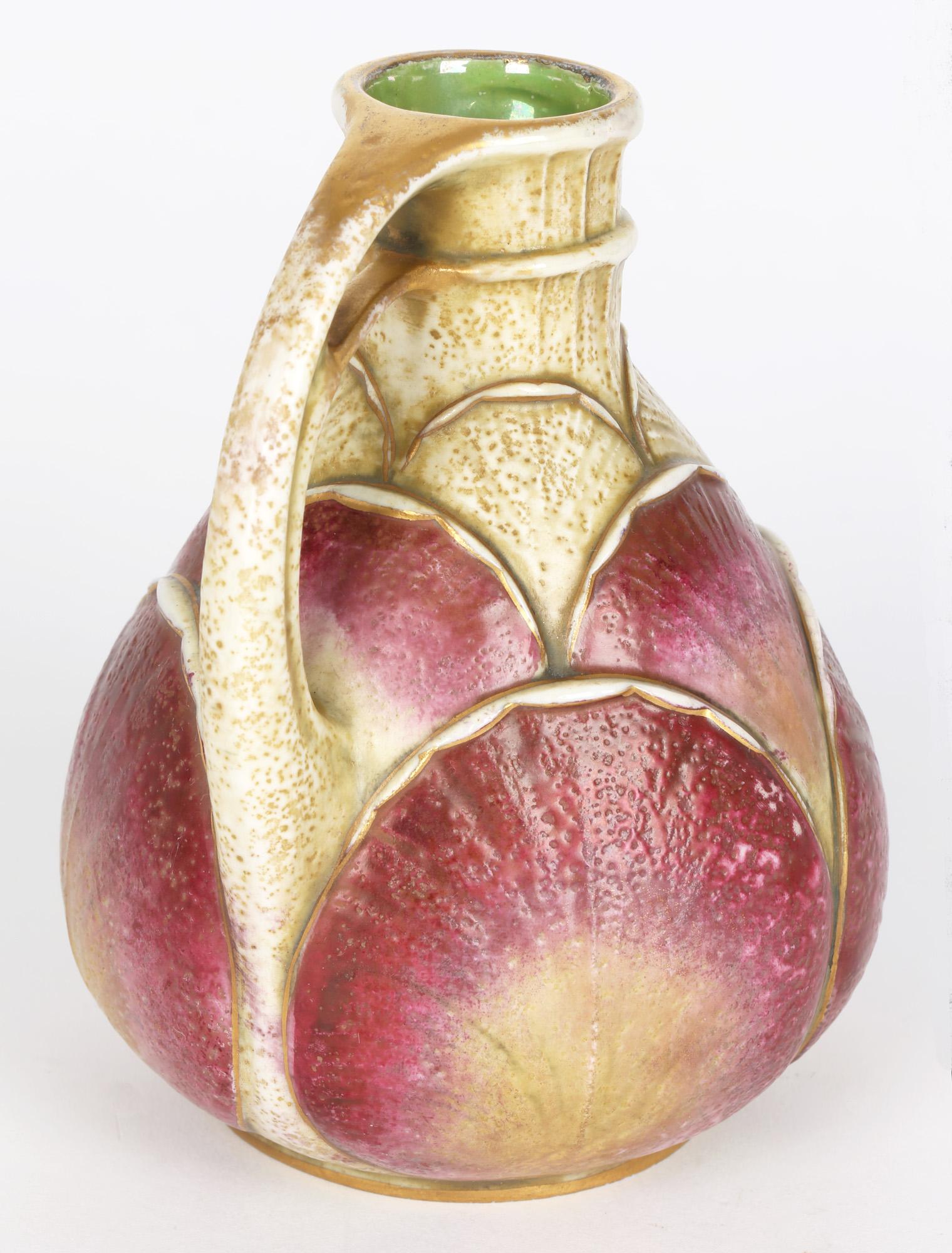 Paul Dachsel Alexandra Porcelain Works, Jugendstil-Vase mit Blattmuster und Griff (Österreichisch) im Angebot