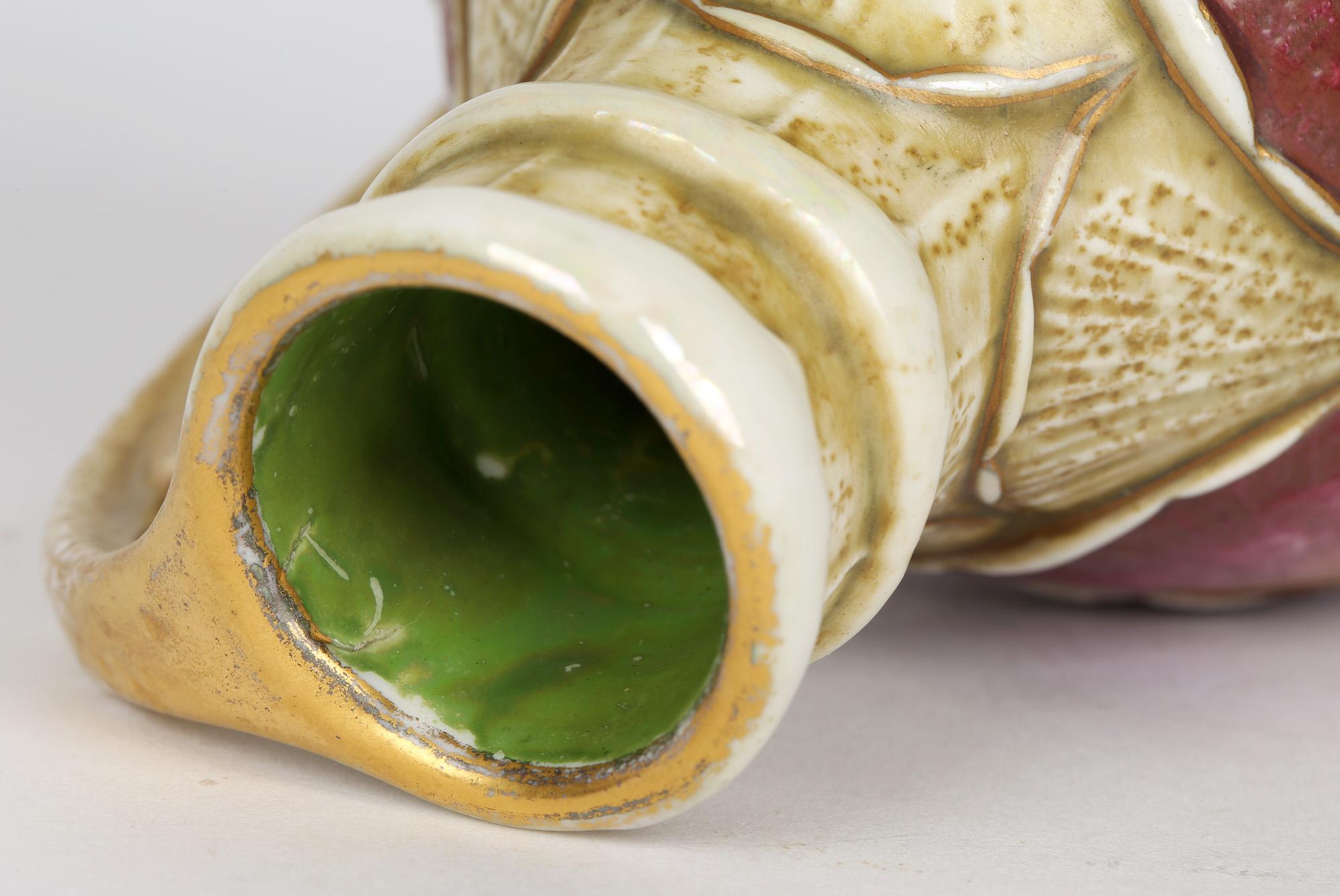 20ième siècle Paul Dachsel Alexandra Porcelain Works Vase Art Nouveau à poignée en forme de feuille en vente