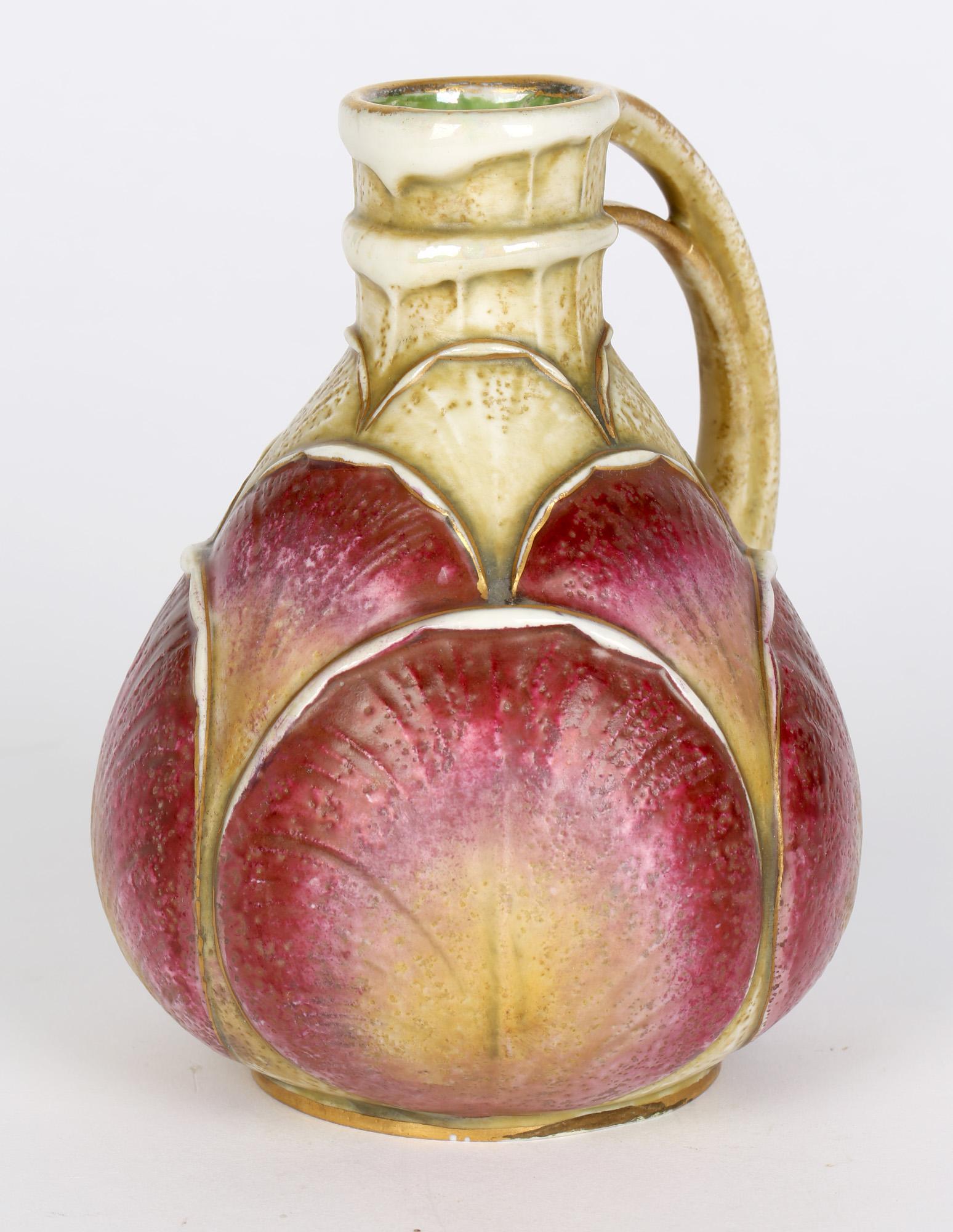 Céramique Paul Dachsel Alexandra Porcelain Works Vase Art Nouveau à poignée en forme de feuille en vente