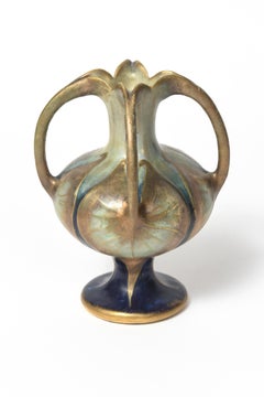 Paul Dachsel Vaso in anfora Art Nouveau a quattro manici con giglio in ceramica Greene & Greene Green