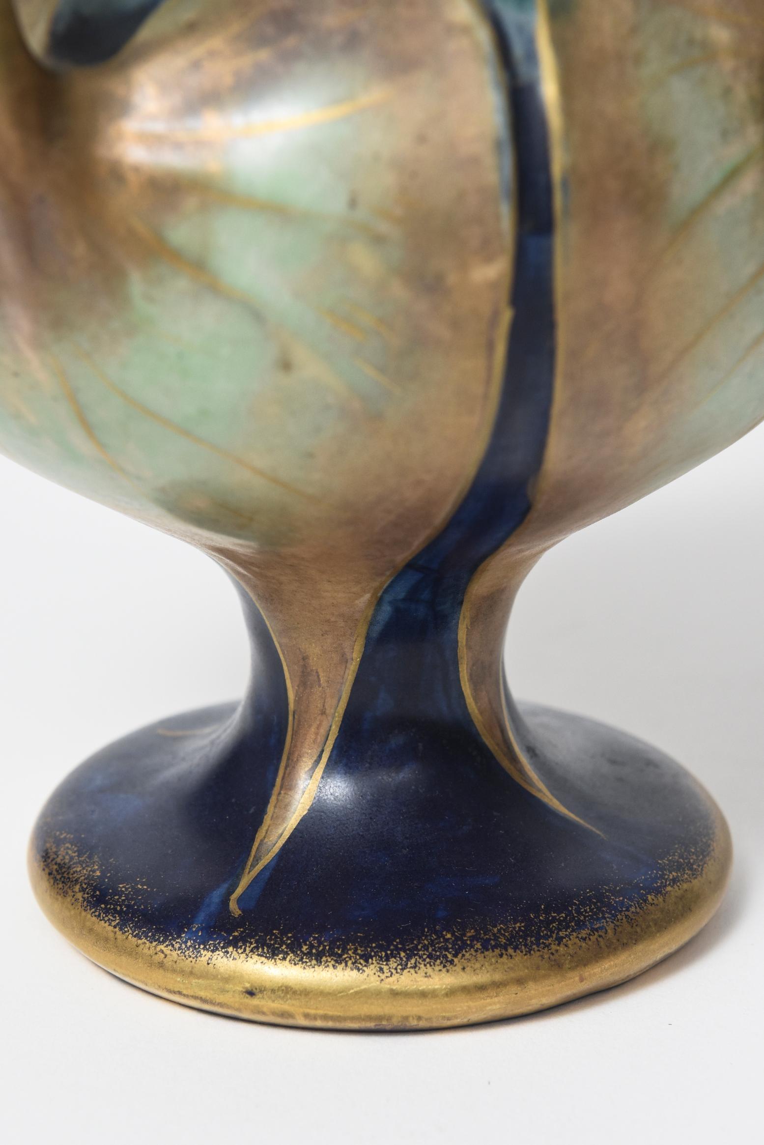 Paul Dachsel Amphora Art Nouveau Lily Lily Gold Blue Green Pottery Vase à quatre anses Bon état - En vente à Miami Beach, FL