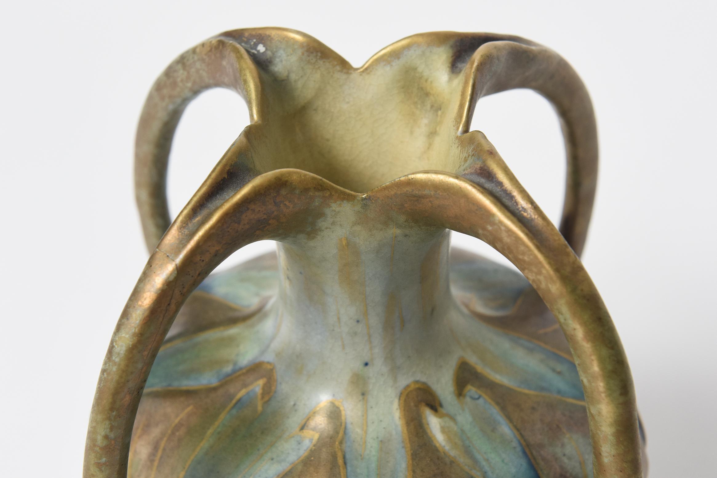 XIXe siècle Paul Dachsel Amphora Art Nouveau Lily Lily Gold Blue Green Pottery Vase à quatre anses en vente