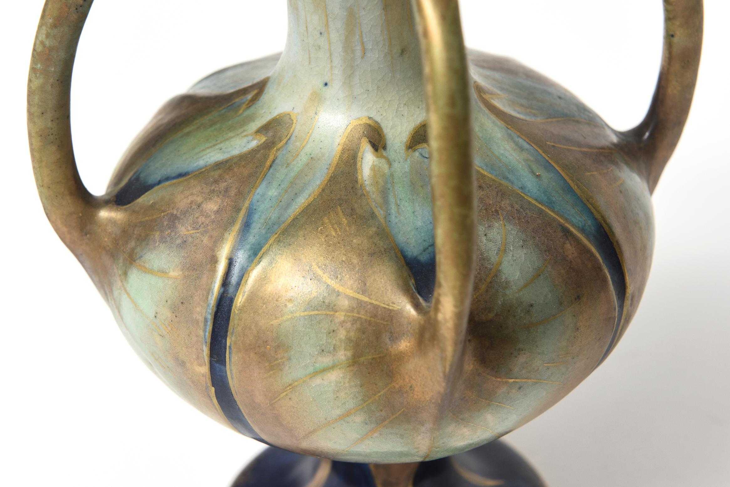 Poteries Paul Dachsel Amphora Art Nouveau Lily Lily Gold Blue Green Pottery Vase à quatre anses en vente