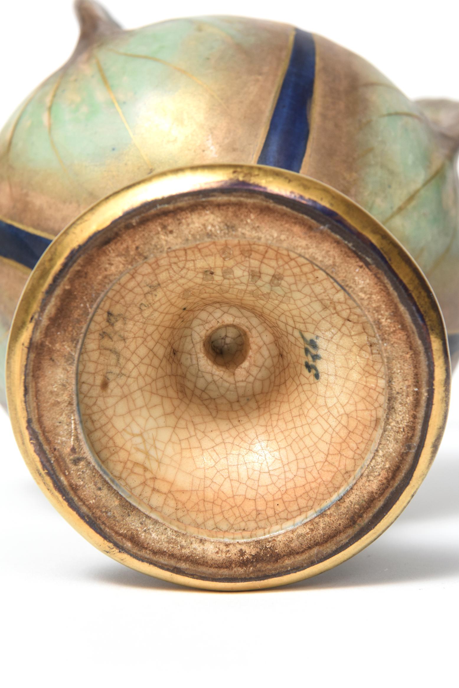 Paul Dachsel Amphora Art Nouveau Lily Lily Gold Blue Green Pottery Vase à quatre anses en vente 1