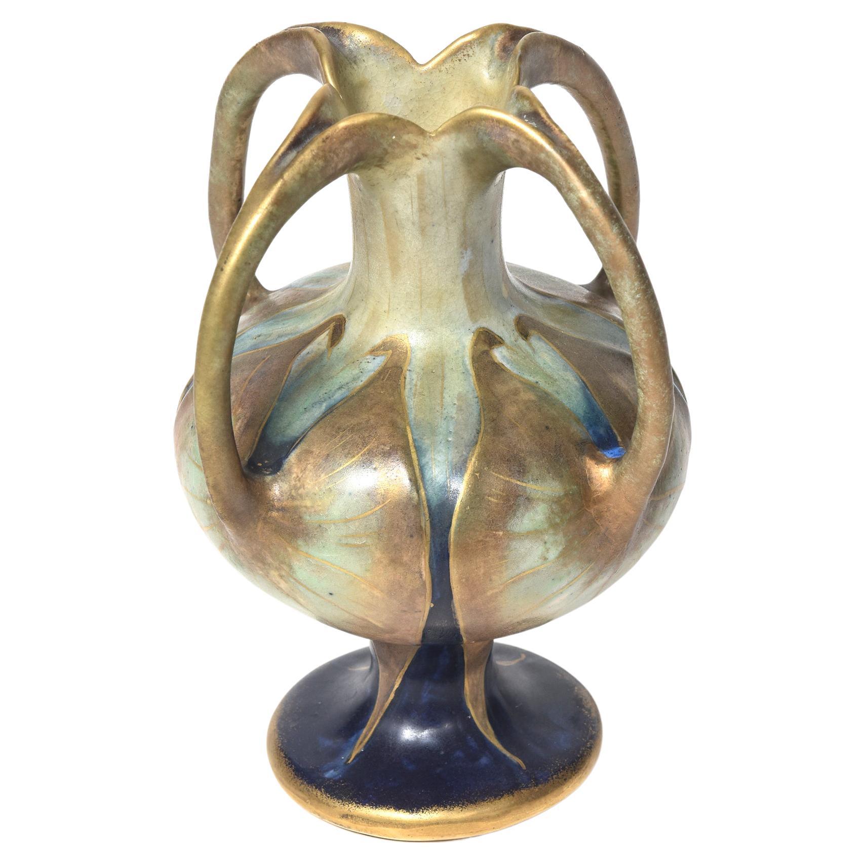 Paul Dachsel Amphora Art Nouveau Lily Lily Gold Blue Green Pottery Vase à quatre anses en vente