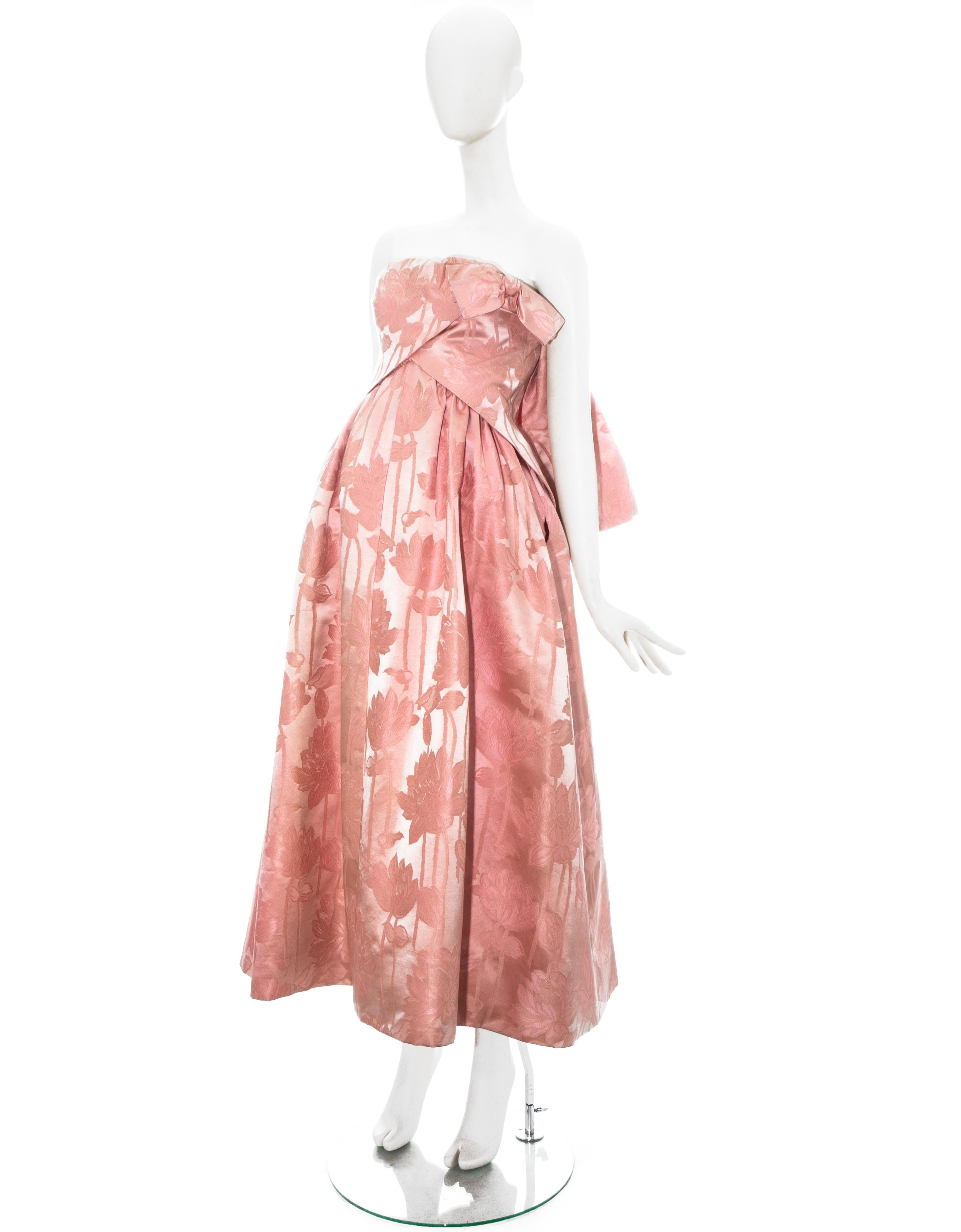 Jean Paul Daunay Couture Abendkleid aus rosa Seidenbrokat, ca. 1960 (Pink) im Angebot