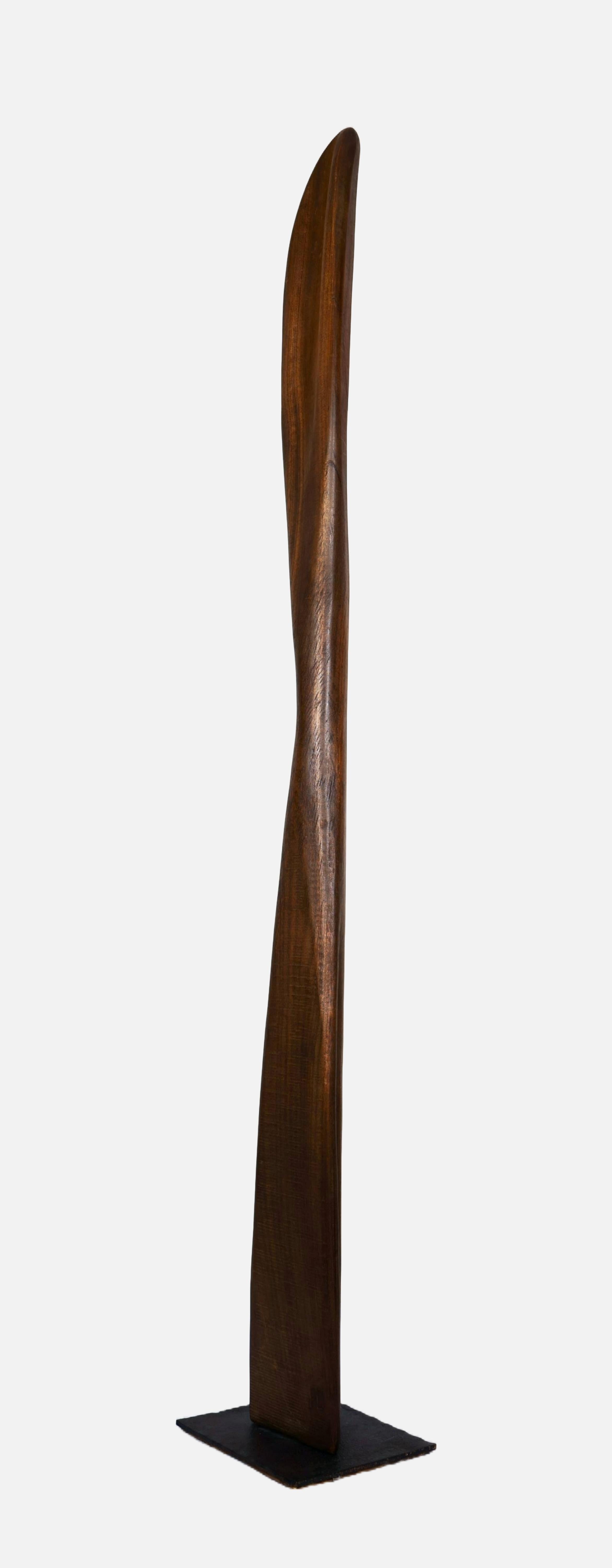 Paul Dierkes (1907 Cloppenburg - 1968 Berlín), Forma Vegetativa. Caoba, 1958. 142 x 16 x 10 cm (escultura), 21 x 17,5 cm (base), monograma 