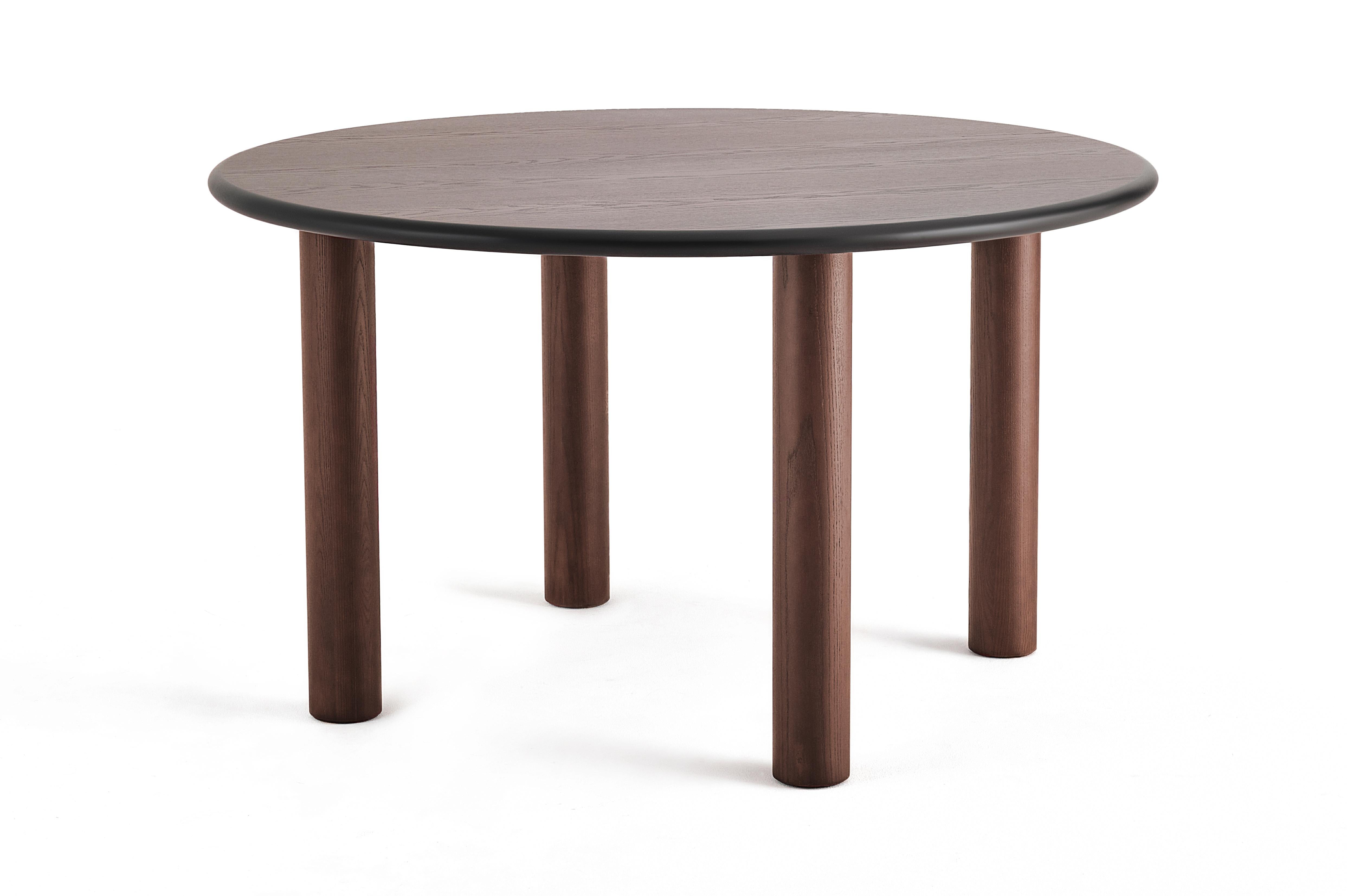 Tavolo da pranzo Paul di NOOM
Dimensioni: D. 180 x H. 75 cm 
Materiali: Wood Wood, impiallacciatura in legno naturale.

Il design del tavolo è un 