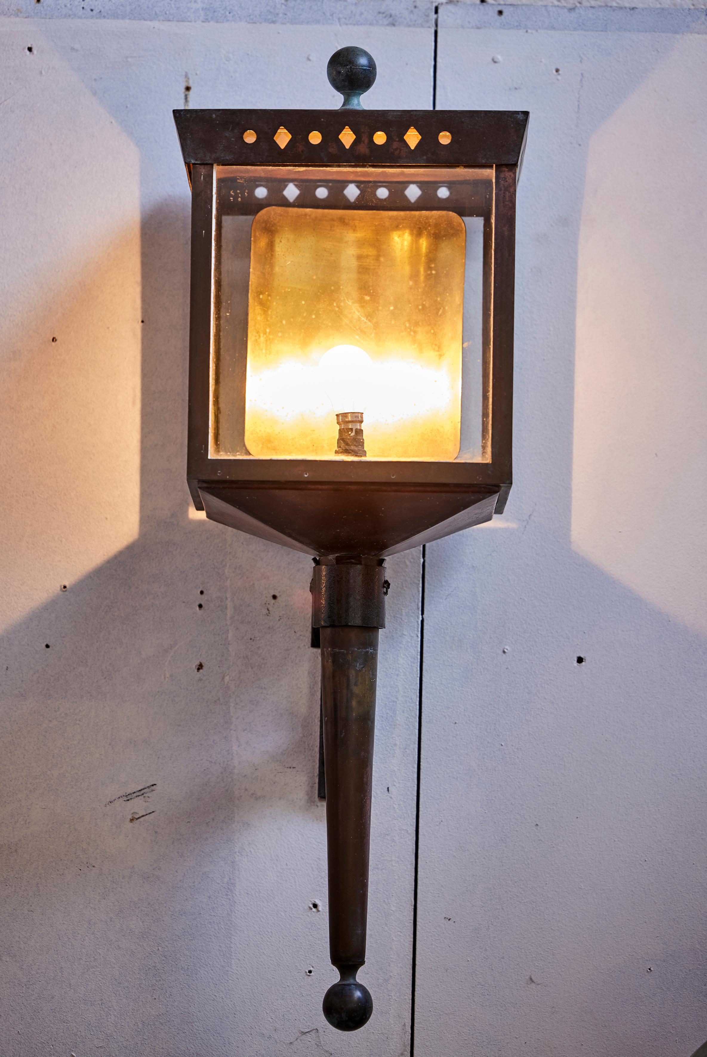 Paul Dupré-Lafon Att. to,
Large pair of brass and glass torchiere lanterns,
Provenance: private apartment decorated by Paul DUPRE-LAFON
Circa 1950
H: 94 cm W: 33 cm 33 cm

Paul Dupré-Lafon distinguished himself from his contemporaries by his use of