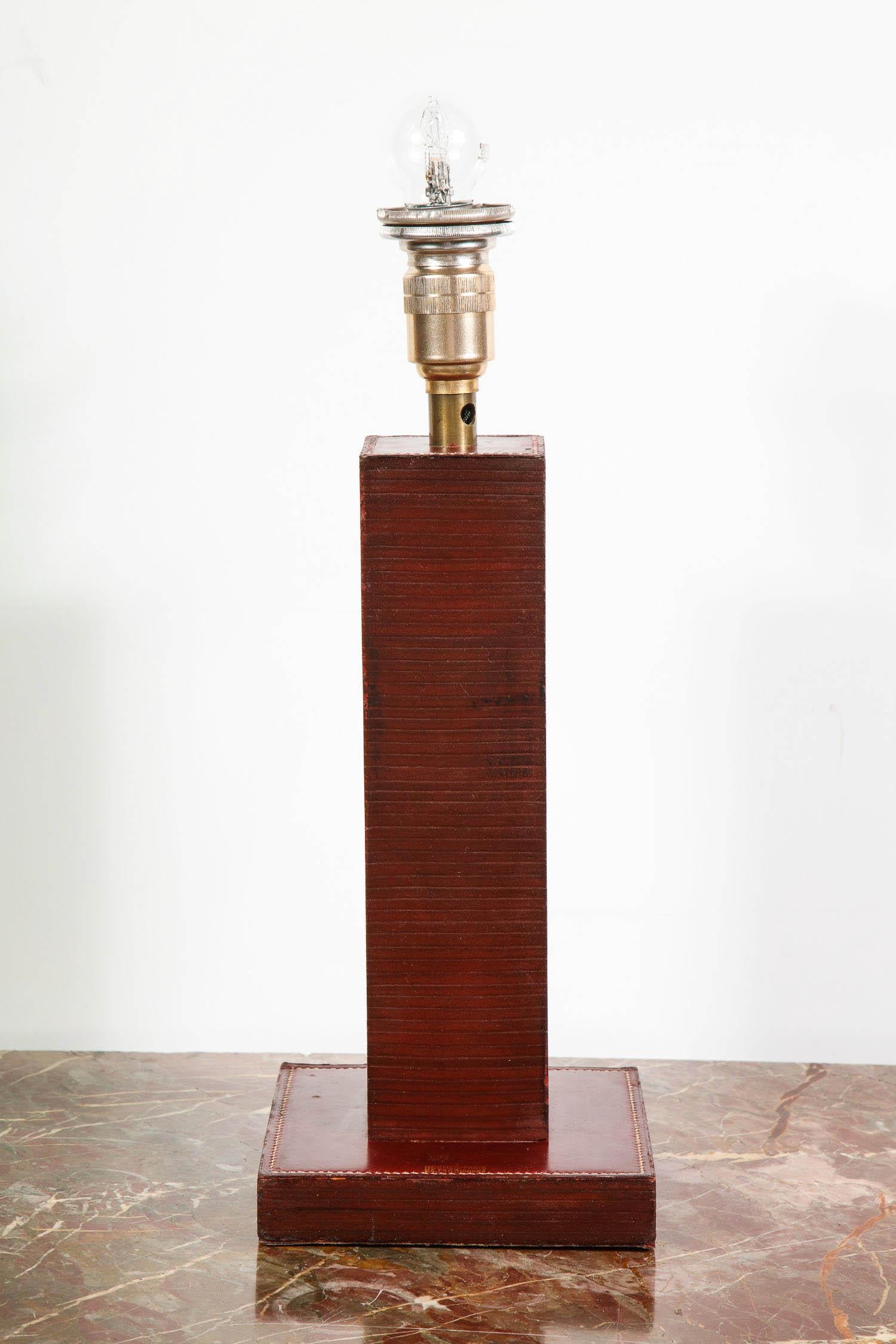 A rare Paul Dupre-Lafon for Hermes Paris, leather desk table lamp,
circa 1940.

Marked for Hermes. 

Very good condition. Electrified with European power outlet.

Measures: 16.5