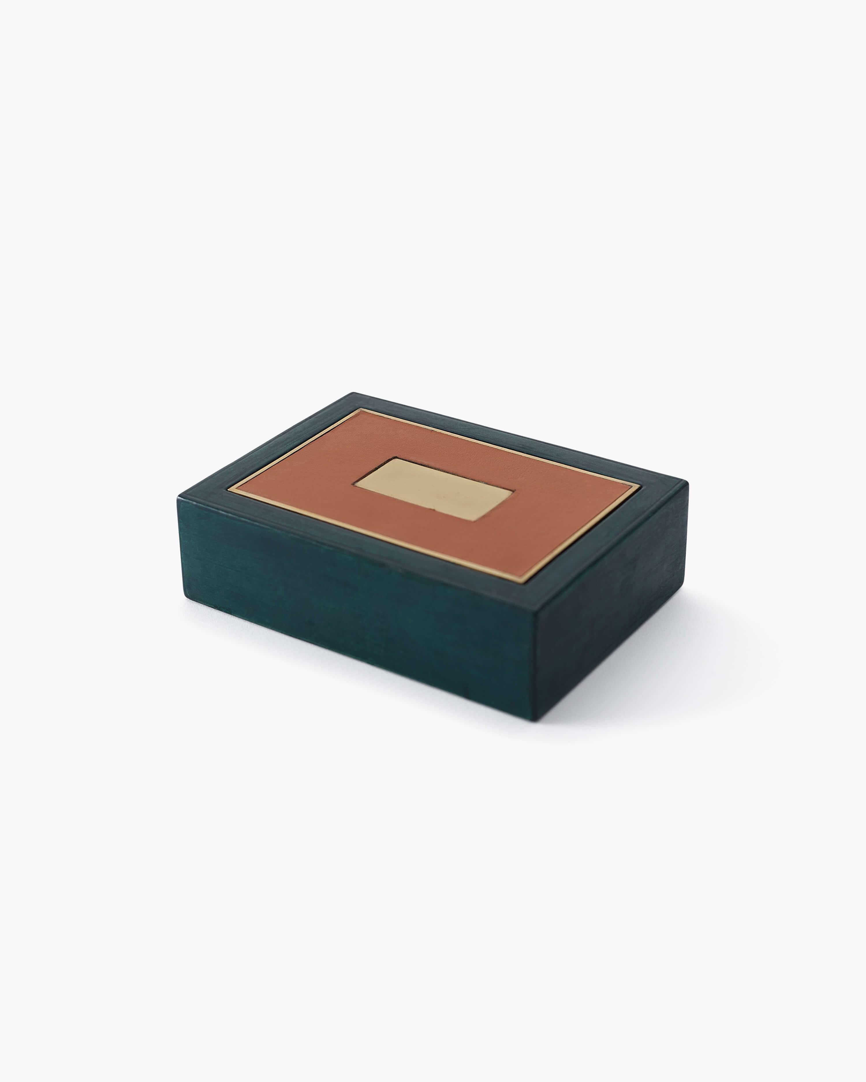 Diese Zigarettenschachtel wurde von Paul Dupré-Lafon für Hermès, Paris, entworfen. Die rechteckige Schachtel ist in dem für Hermès typischen Orange gehalten, mit grünem Leder und einem Klappdeckel mit der Aufschrift 