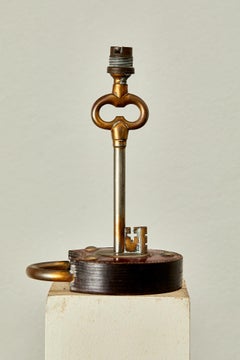 Paul Dupré-Lafon, Lámpara de sobremesa, cuero y latón dorado, hacia 1970, Francia.