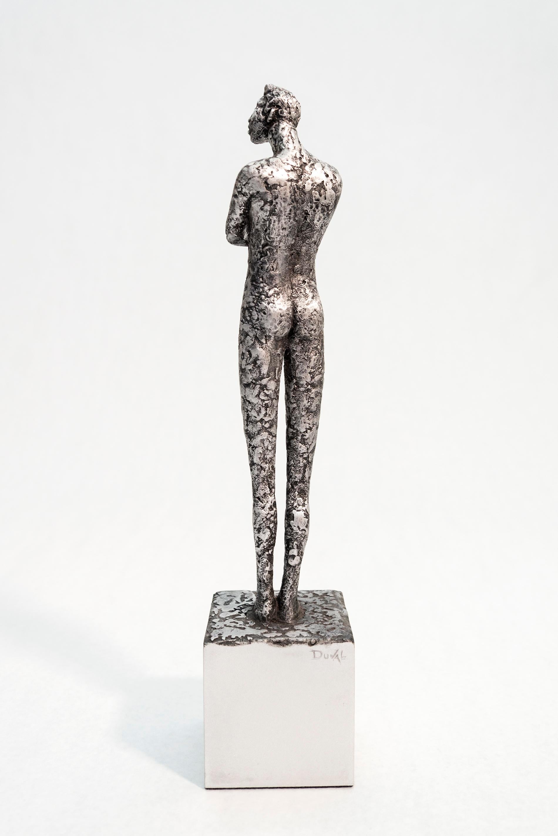 Alexis - escultura expresiva, texturizada, masculina, figurativa, de aluminio fundido - Figurative Sculpture Gris de Paul Duval
