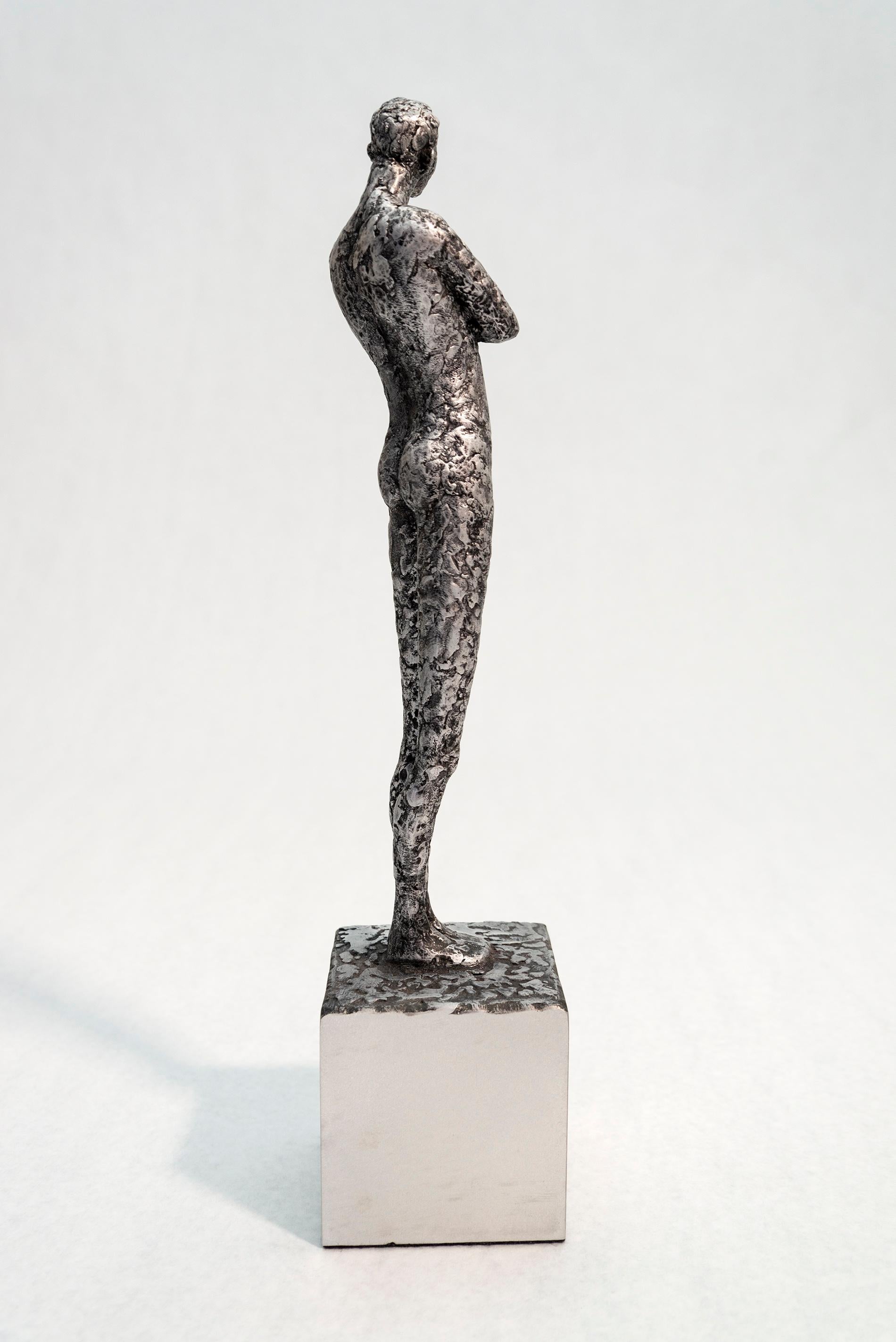 Este llamativo personaje fundido en aluminio fue creado por Paul Duval. El artista quebequés ha esculpido una serie de personajes, cada uno de ellos único en color, gesto y forma.
Esta pieza de sobremesa parece ser una figura masculina desnuda, con