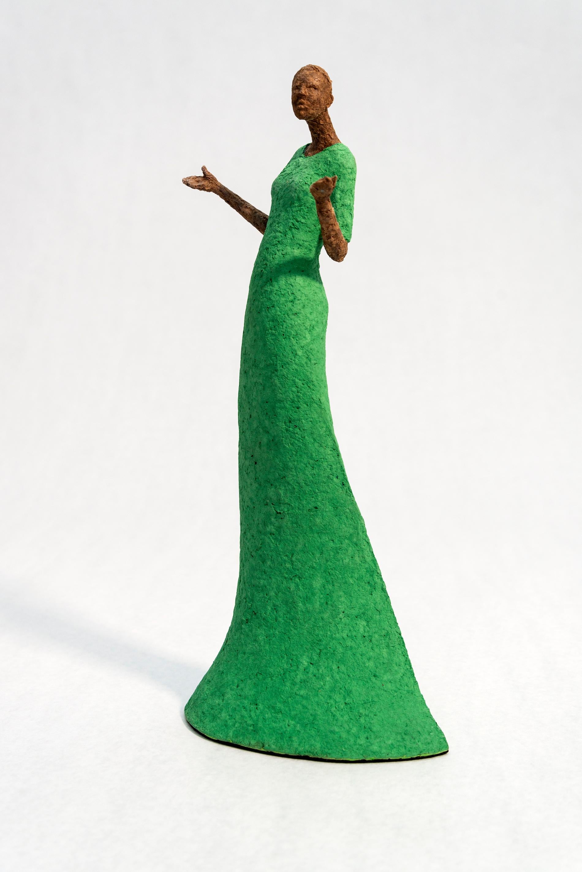 Bella - leuchtend, ausdrucksstark, strukturiert, weiblich, figurativ, Papiermaché-Skulptur – Sculpture von Paul Duval