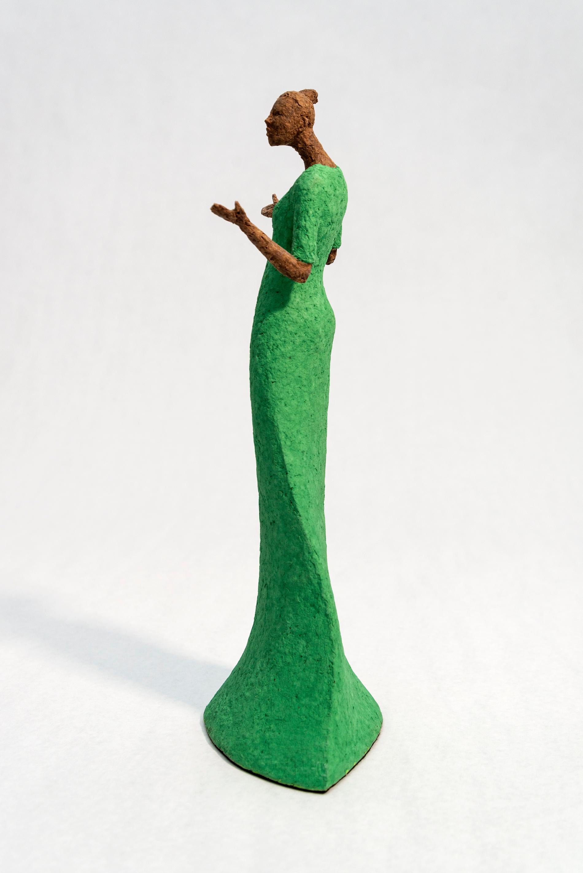 Bella - leuchtend, ausdrucksstark, strukturiert, weiblich, figurativ, Papiermaché-Skulptur (Zeitgenössisch), Sculpture, von Paul Duval