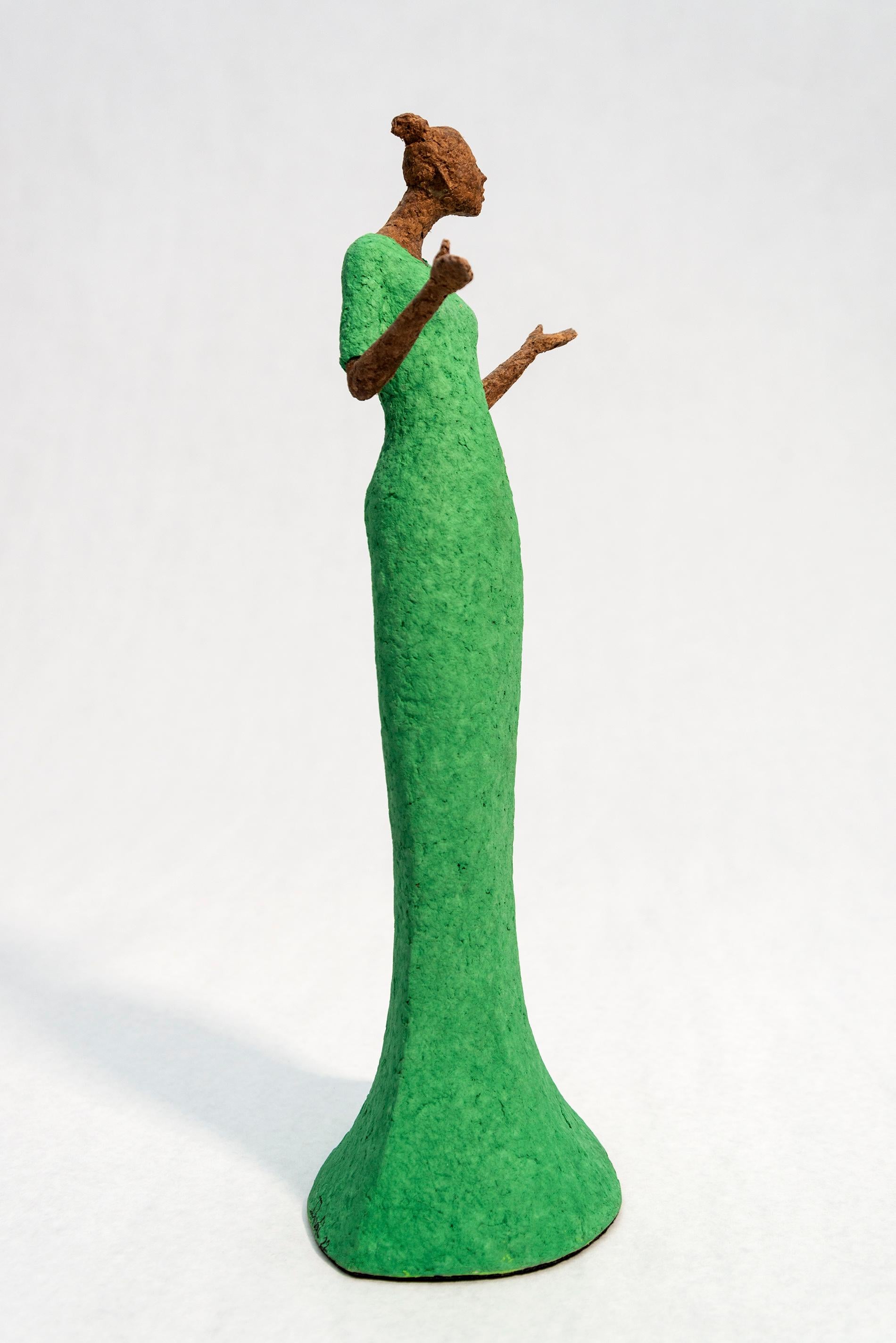 Le sculpteur québécois Paul Duval a créé une série de sculptures de table délicieusement attachantes qui représentent une variété de personnages. Bella est une femme de couleur bronze, vêtue d'une robe vert vif, les cheveux attachés en chignon. Ses