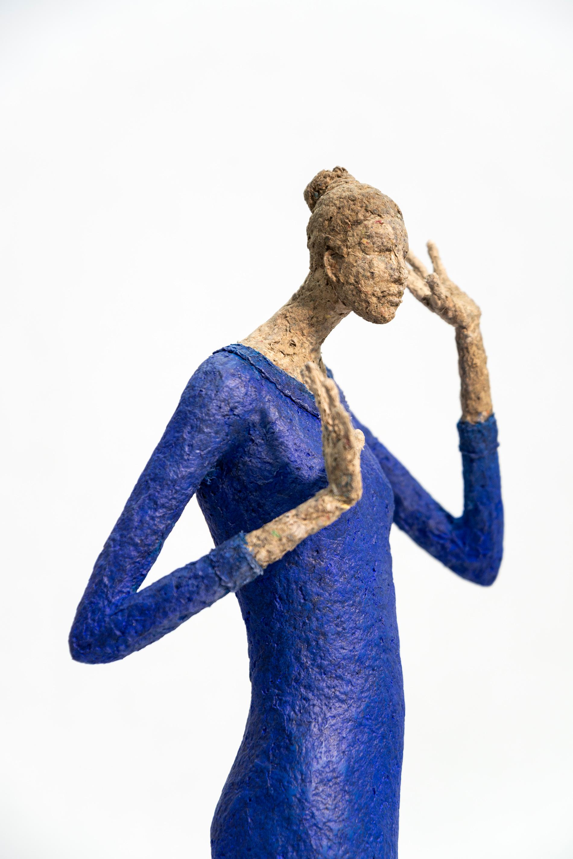 Cette silhouette féminine souple et élégante a été sculptée par l'artiste québécois Paul Duval. Il fait partie d'une série de pièces de table en papier mâché, en fil de fer et en métal, chacune étant imprégnée d'une personnalité distincte. Duval