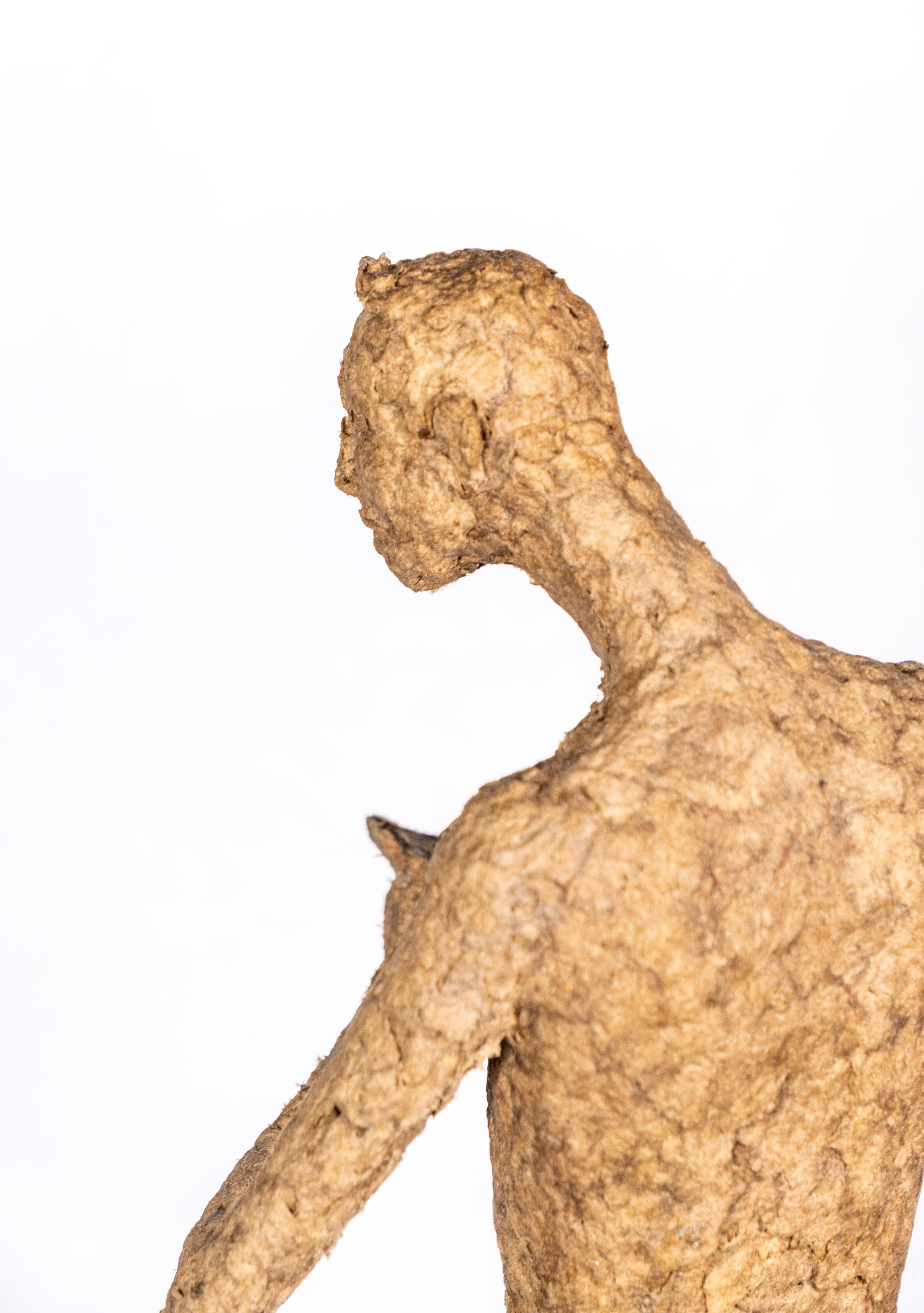 Charlie - escultura contemporánea, masculina, figurativa, de papel Maché y piedra en venta 7