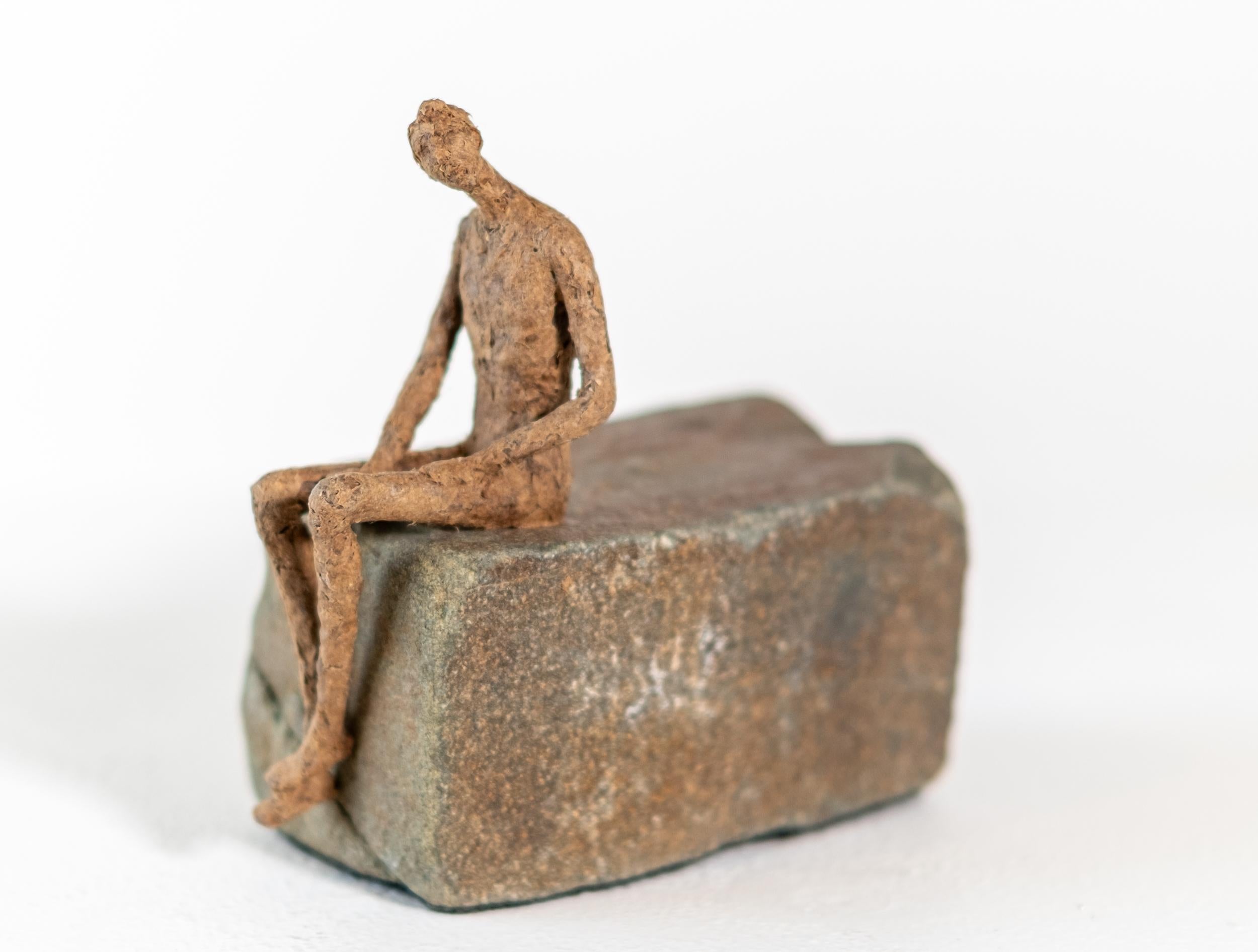 Charlie - escultura contemporánea, masculina, figurativa, de papel Maché y piedra - Sculpture Contemporáneo de Paul Duval