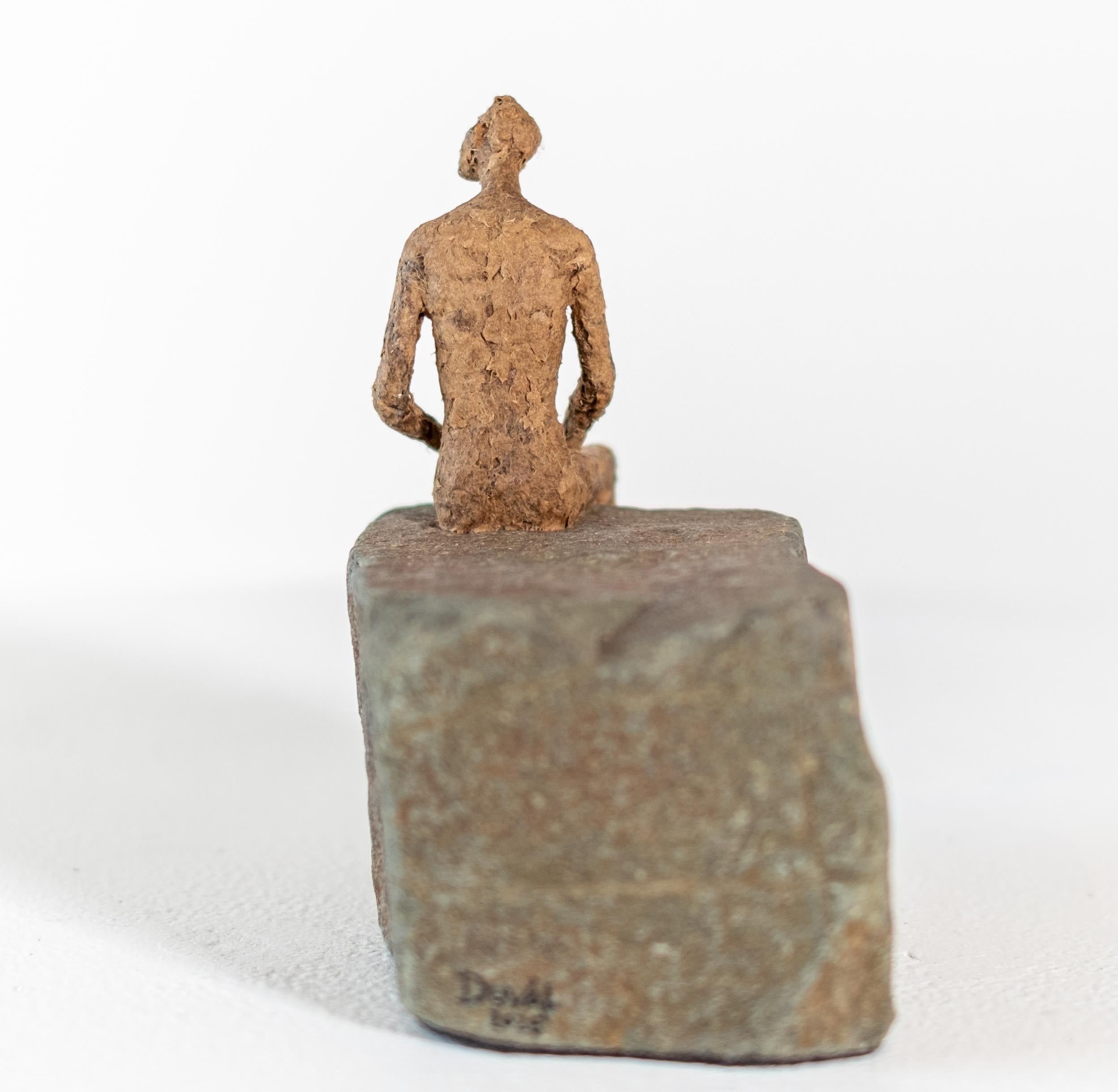 Charlie - escultura contemporánea, masculina, figurativa, de papel Maché y piedra en venta 1