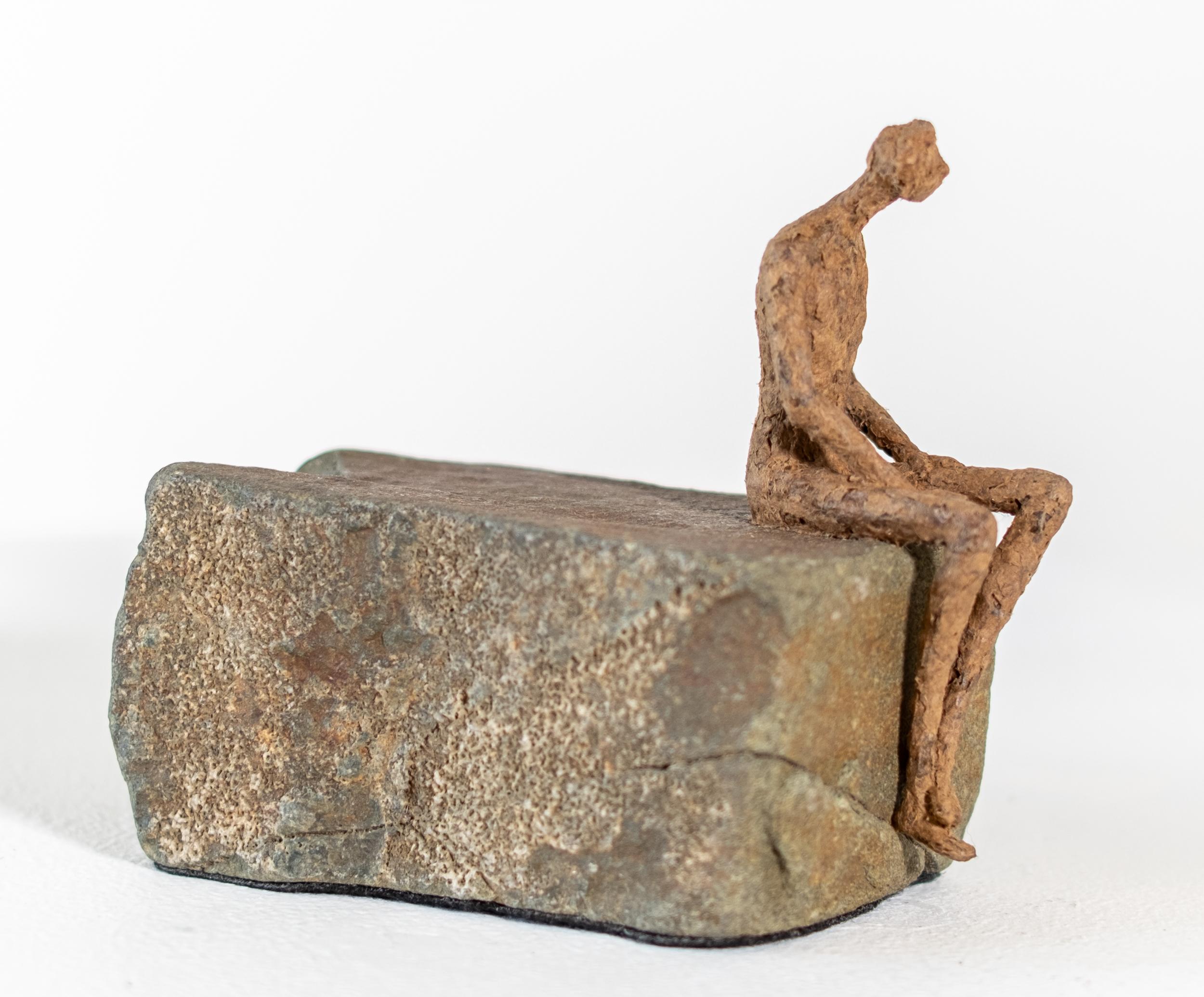 Charlie - escultura contemporánea, masculina, figurativa, de papel Maché y piedra en venta 2