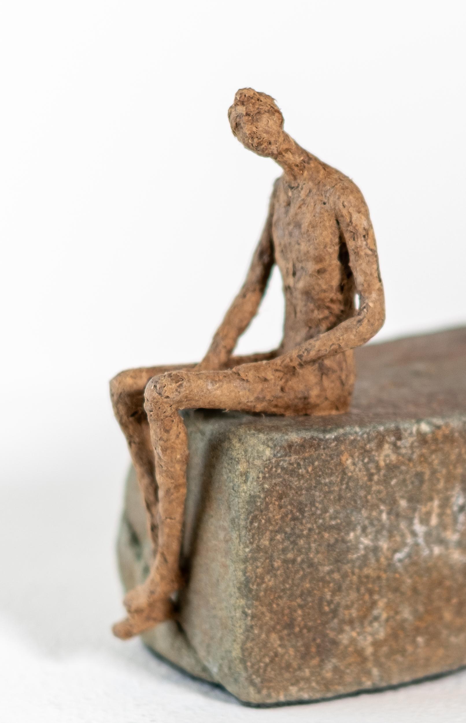 Charlie - escultura contemporánea, masculina, figurativa, de papel Maché y piedra en venta 3