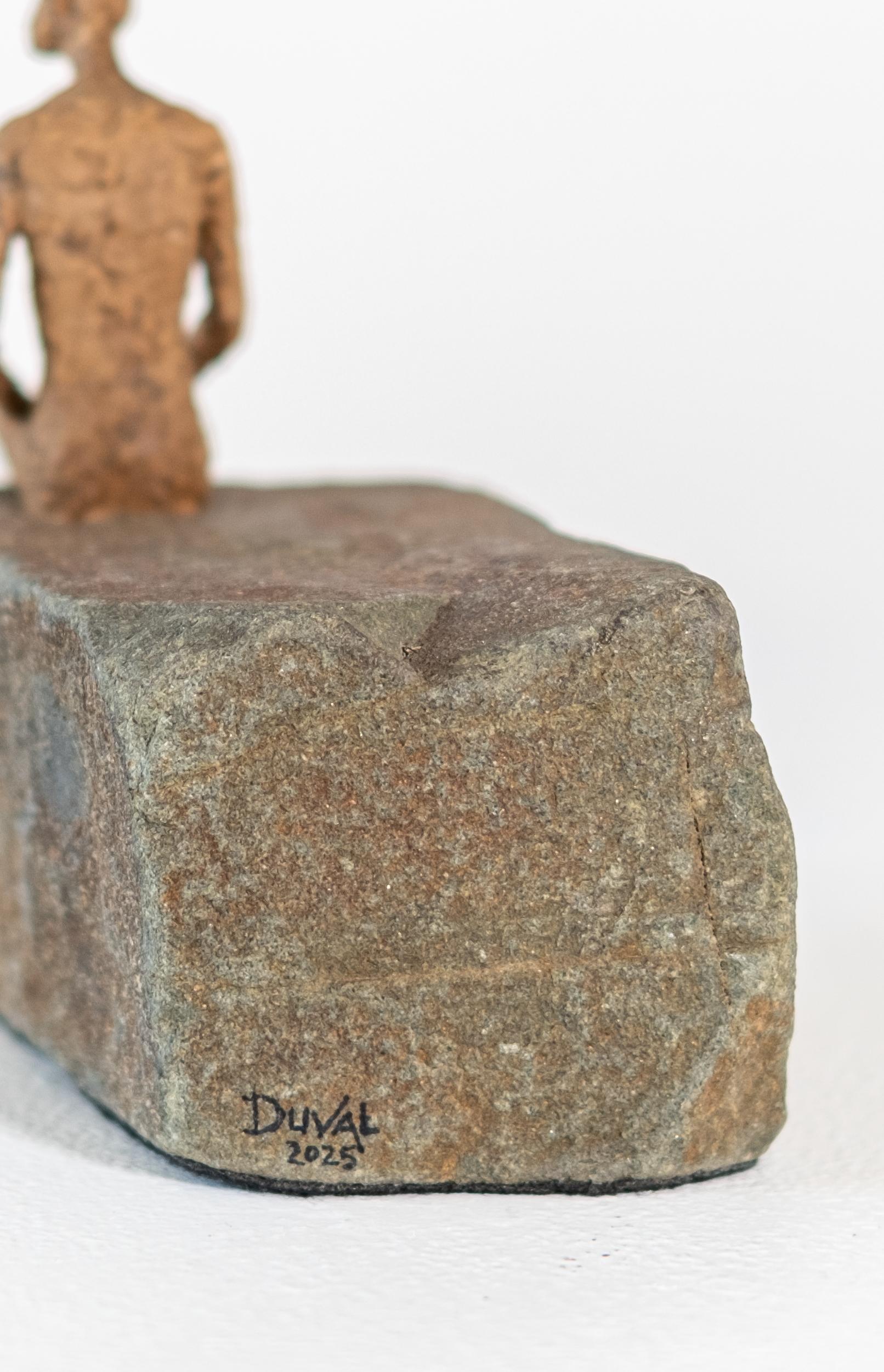 Charlie - escultura contemporánea, masculina, figurativa, de papel Maché y piedra en venta 4