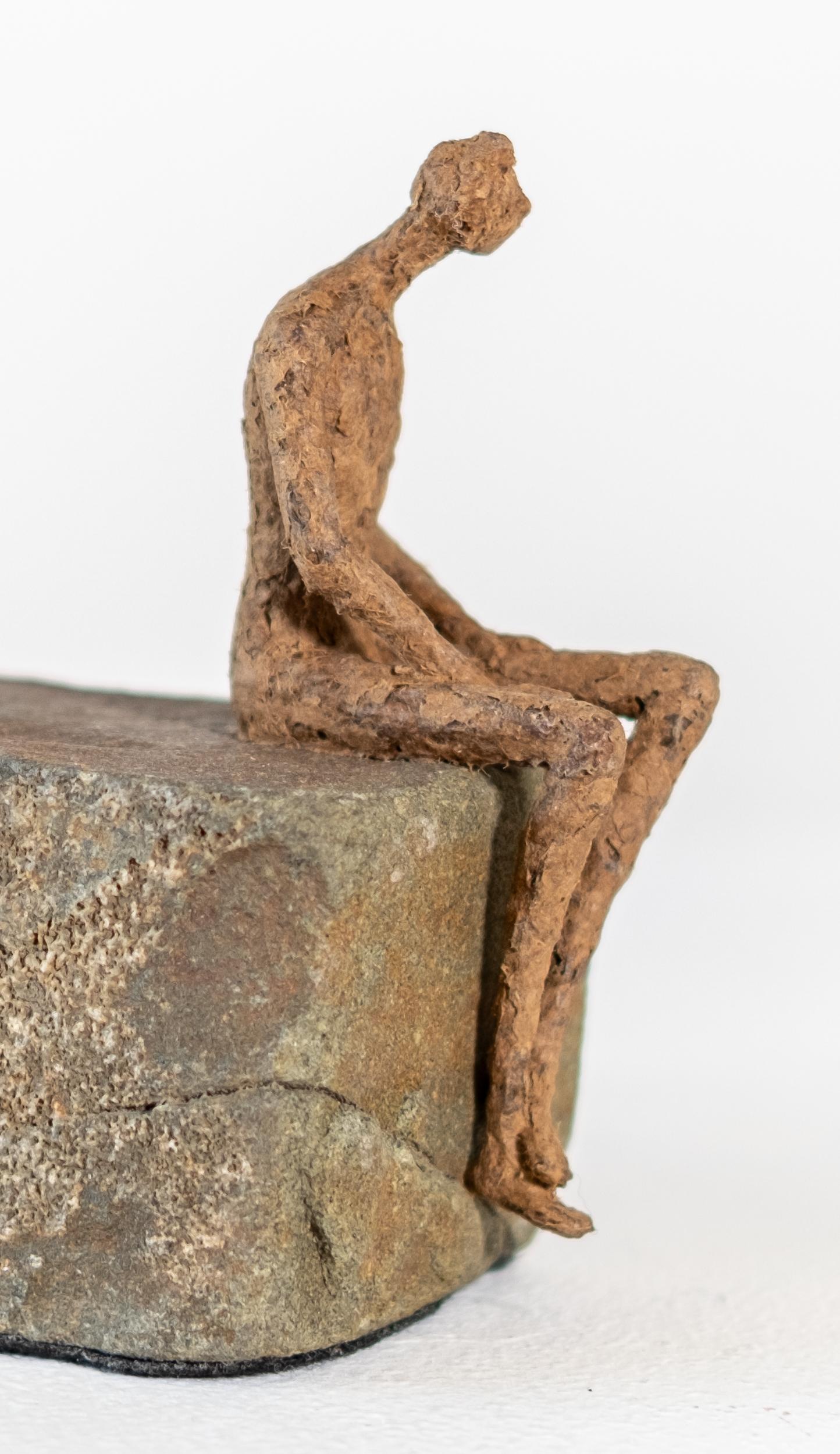 Charlie - escultura contemporánea, masculina, figurativa, de papel Maché y piedra en venta 5