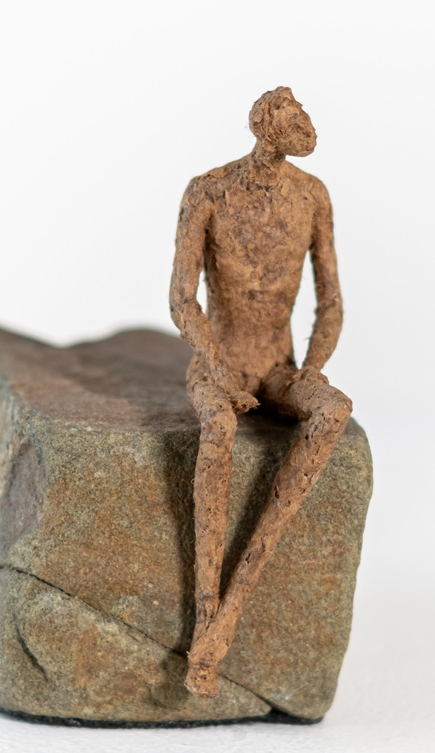 Charlie - escultura contemporánea, masculina, figurativa, de papel Maché y piedra en venta 6