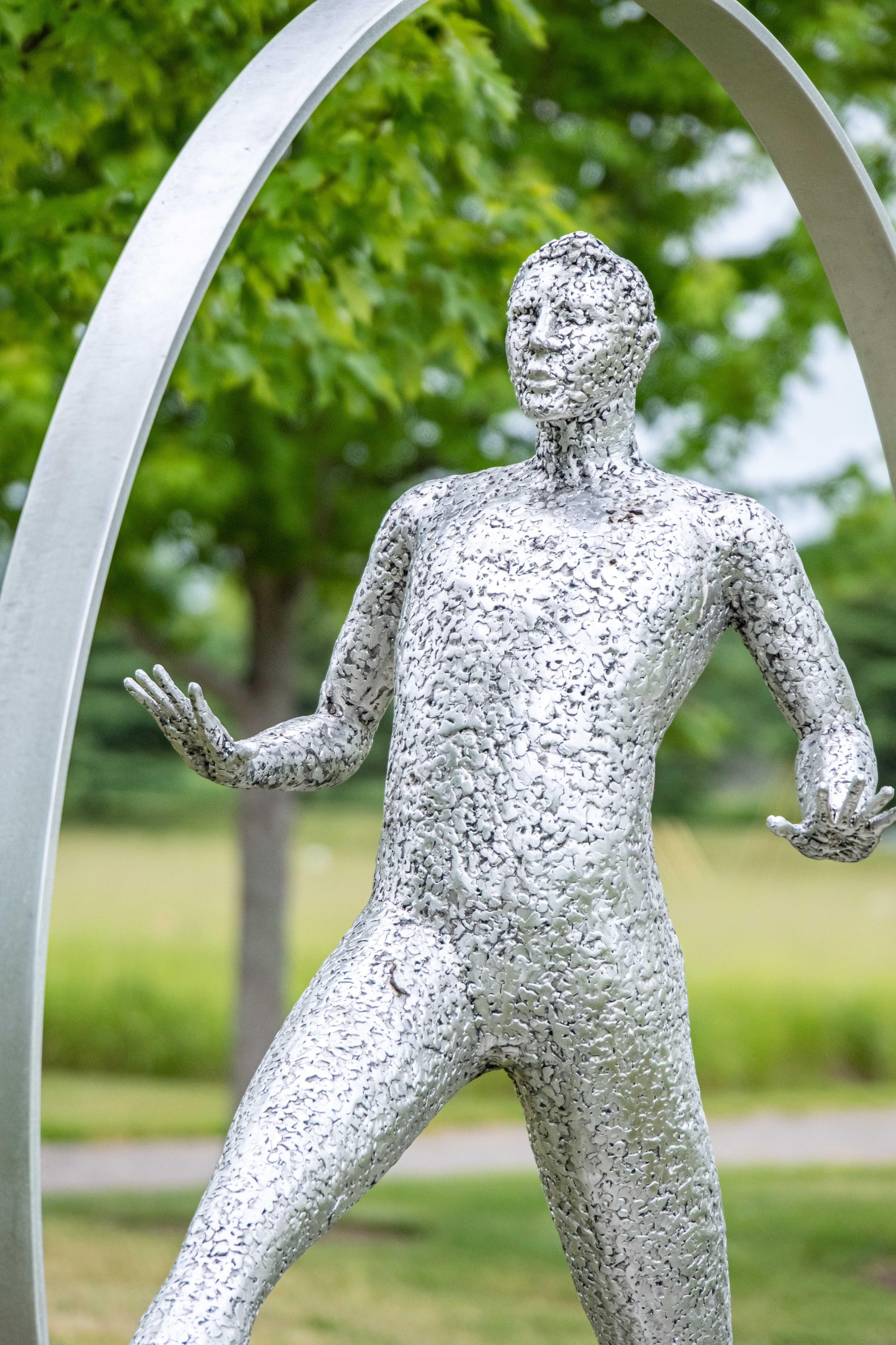 Desequilibre - grande sculpture d'extérieur en aluminium, expressive, masculine, figurative en vente 2