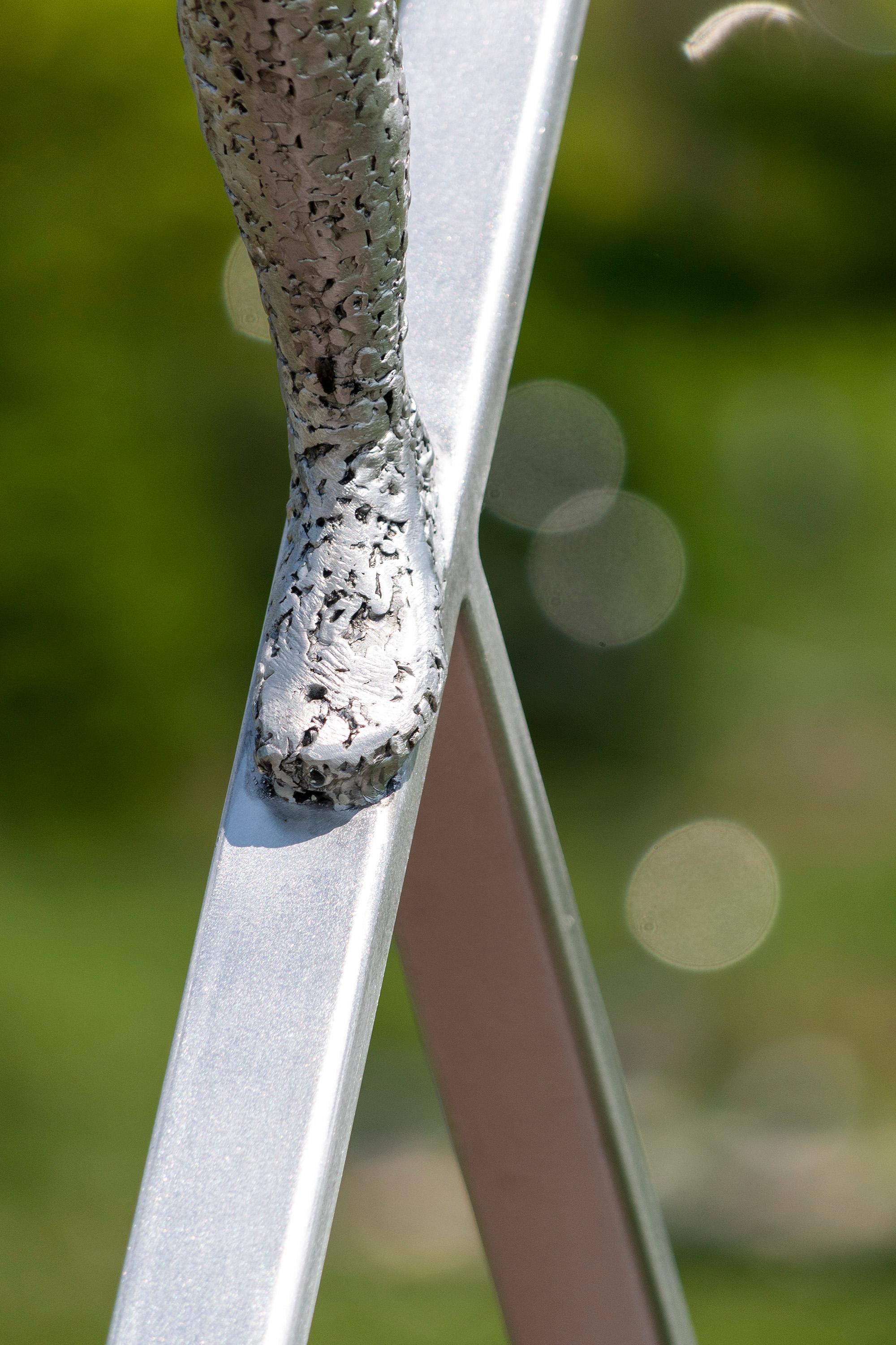 Equilibre Carré (Equilibrio Cuadrado) - gran escultura figurativa de aluminio para exteriores en venta 5