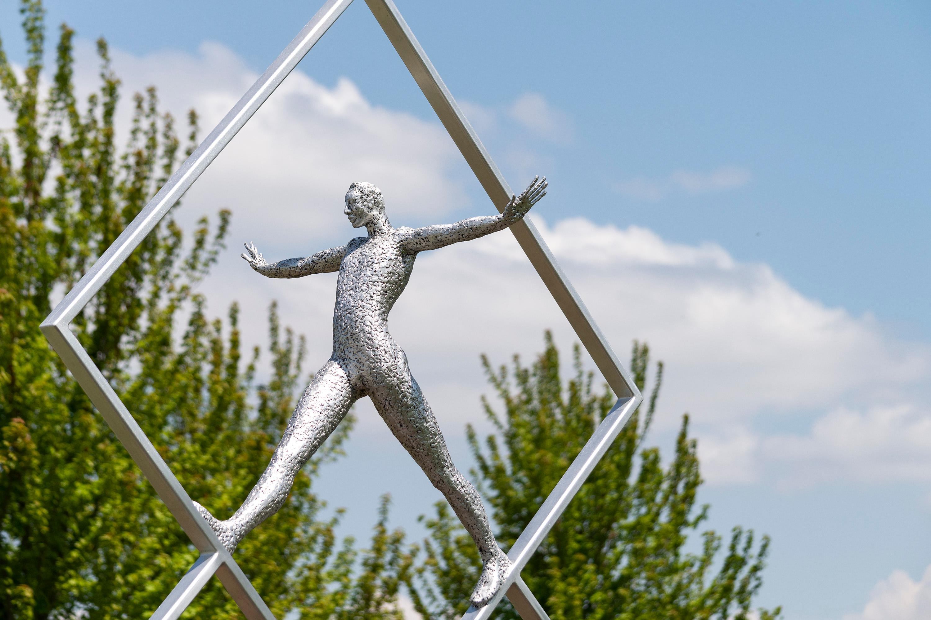 Equilibre Carré (Equilibrio Cuadrado) - gran escultura figurativa de aluminio para exteriores - Sculpture Contemporáneo de Paul Duval