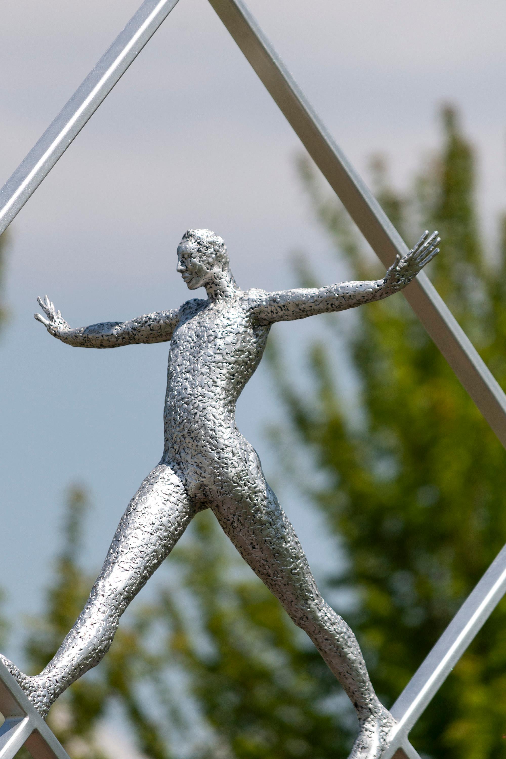 Equilibre Carré (Equilibrio Cuadrado) - gran escultura figurativa de aluminio para exteriores - Figurative Sculpture Gris de Paul Duval