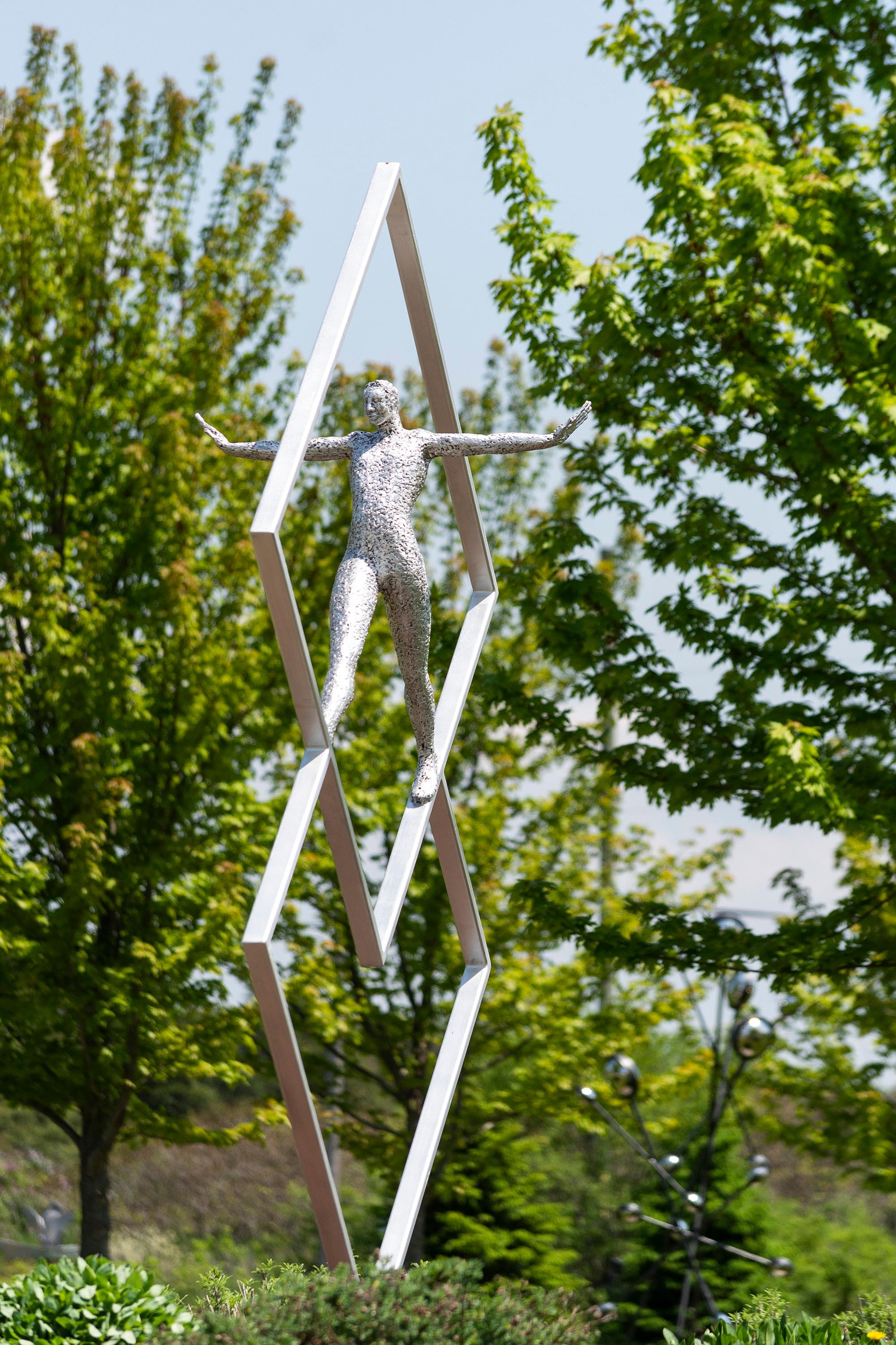 Equilibre Carré (Equilibrio Cuadrado) - gran escultura figurativa de aluminio para exteriores en venta 1